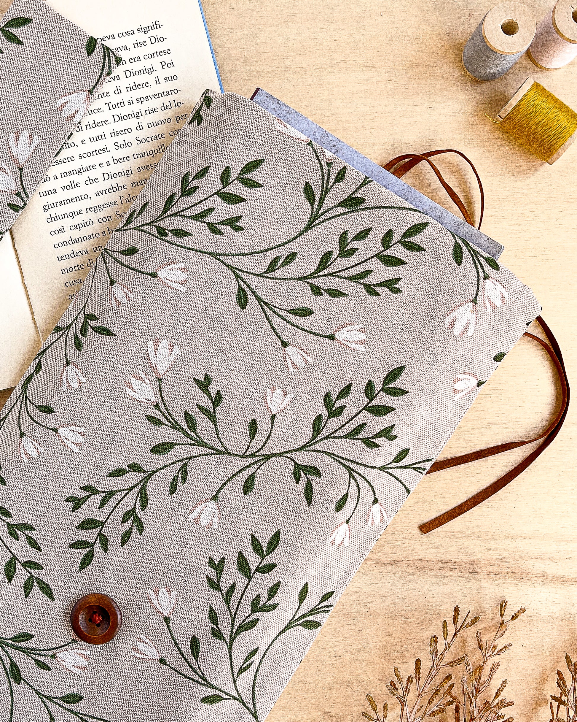 Custodia per libri imbottita in cotone fantasia tralci fioriti fatta a mano
