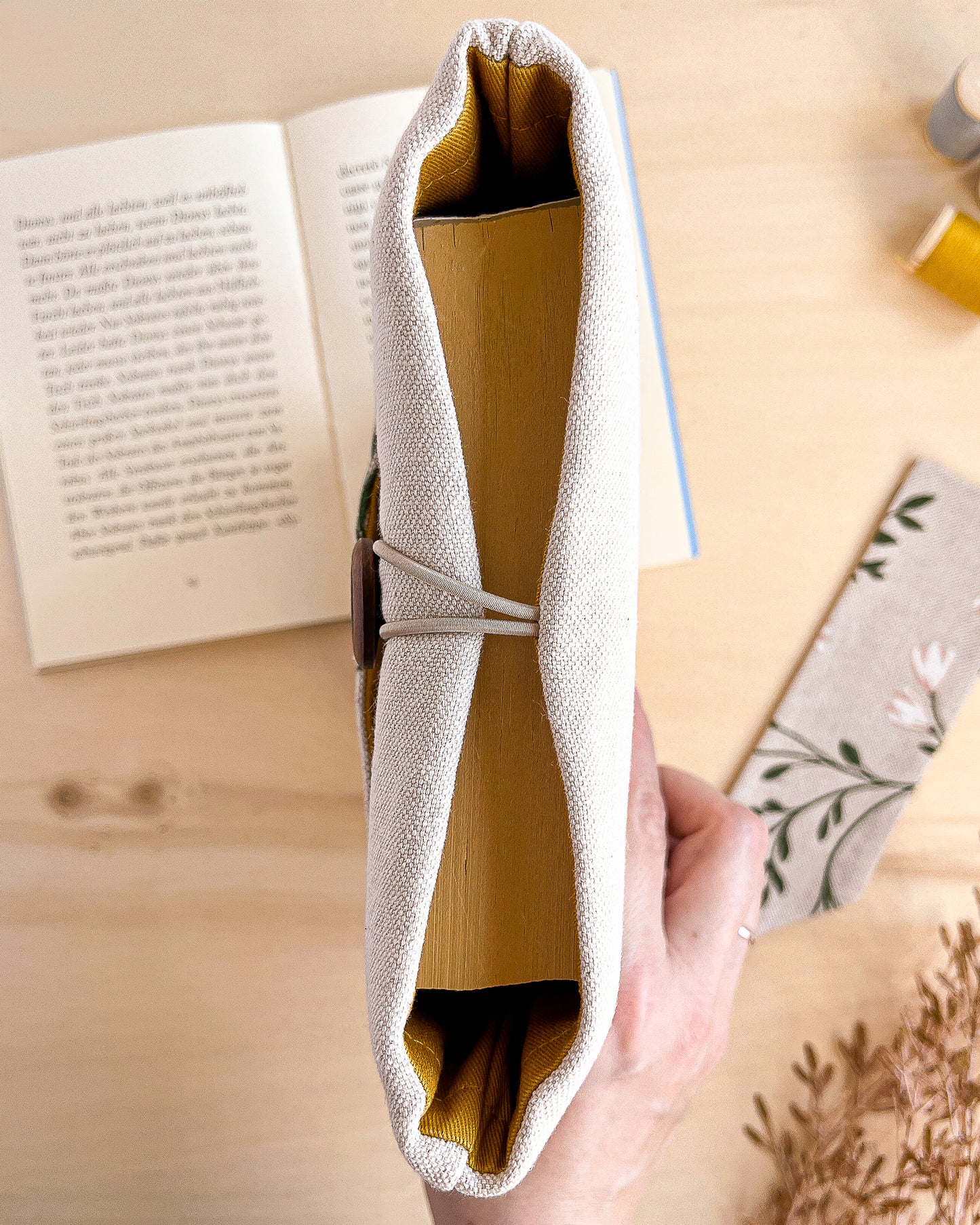 Custodia per libri imbottita in cotone fantasia tralci fioriti fatta a mano