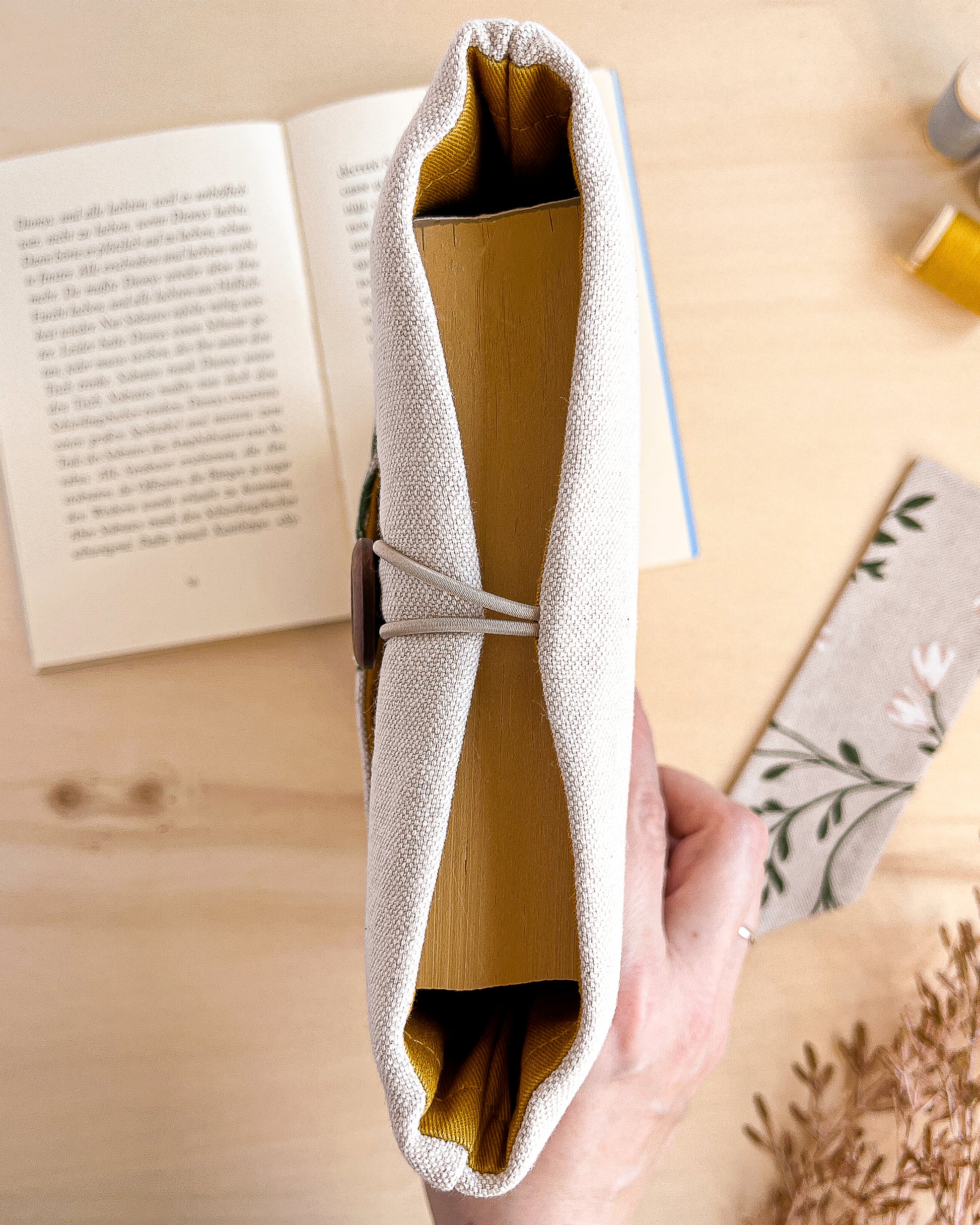 Custodia per libri imbottita in cotone fantasia tralci fioriti fatta a mano