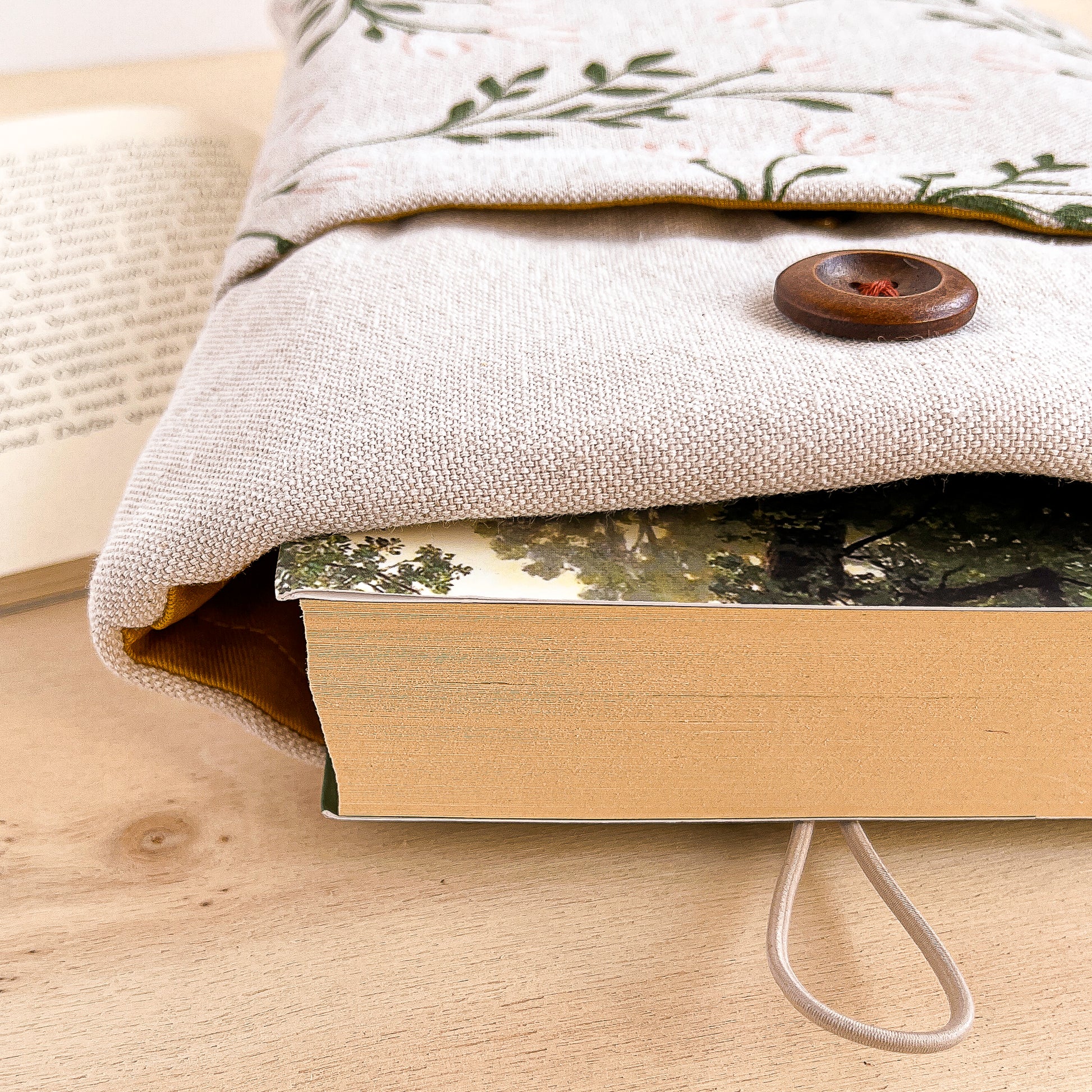 Custodia per libri imbottita in cotone fantasia tralci fioriti fatta a mano