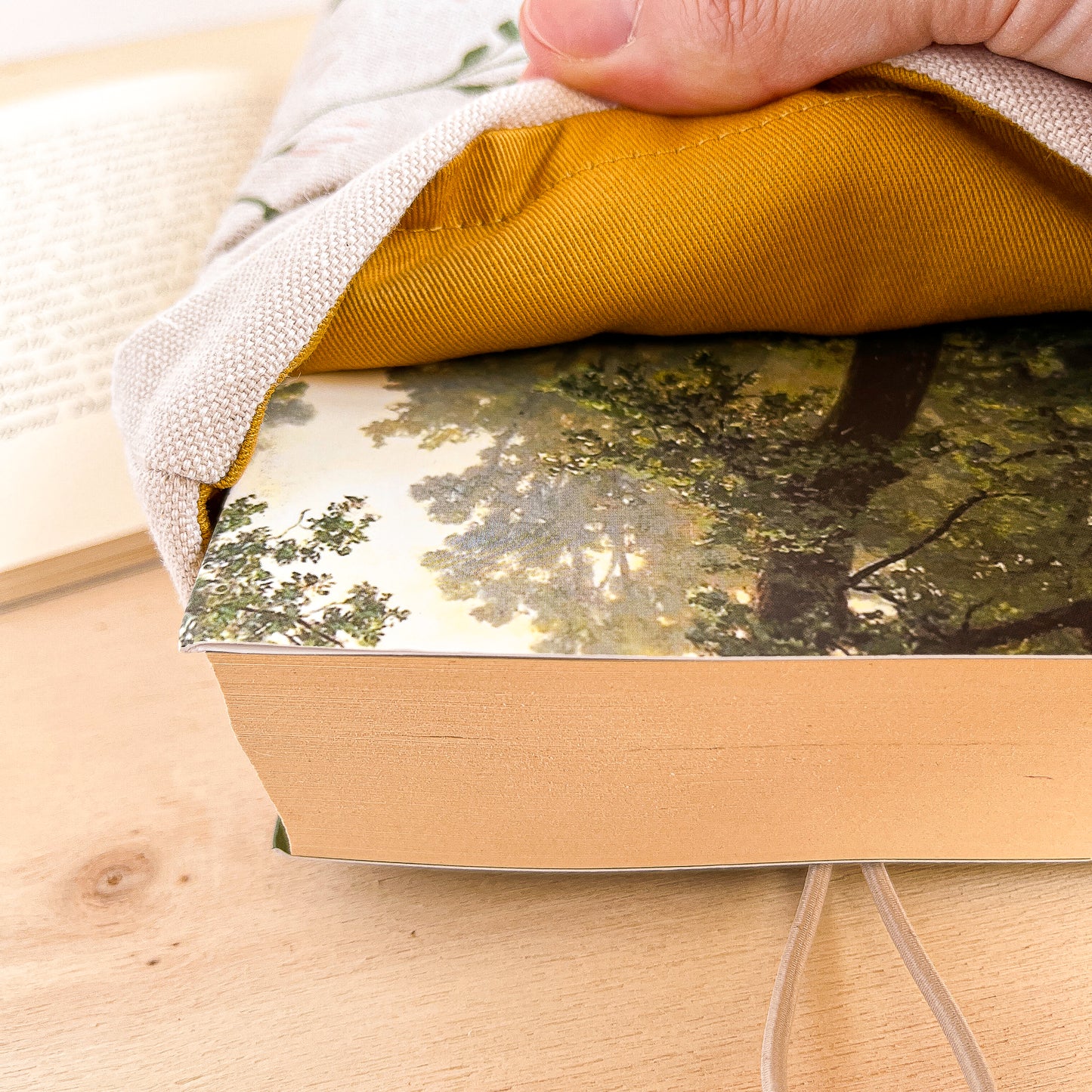 Custodia per libri imbottita in cotone fantasia tralci fioriti fatta a mano