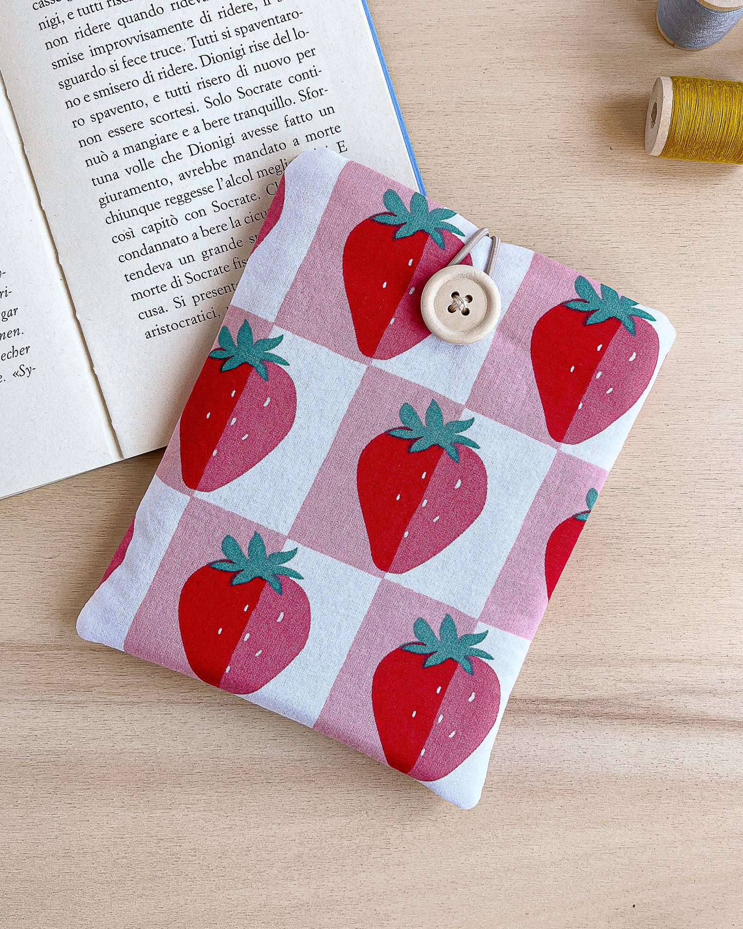 custodia per e-reader kindle artigianale fatta a mano con motivo a fragole in cotone