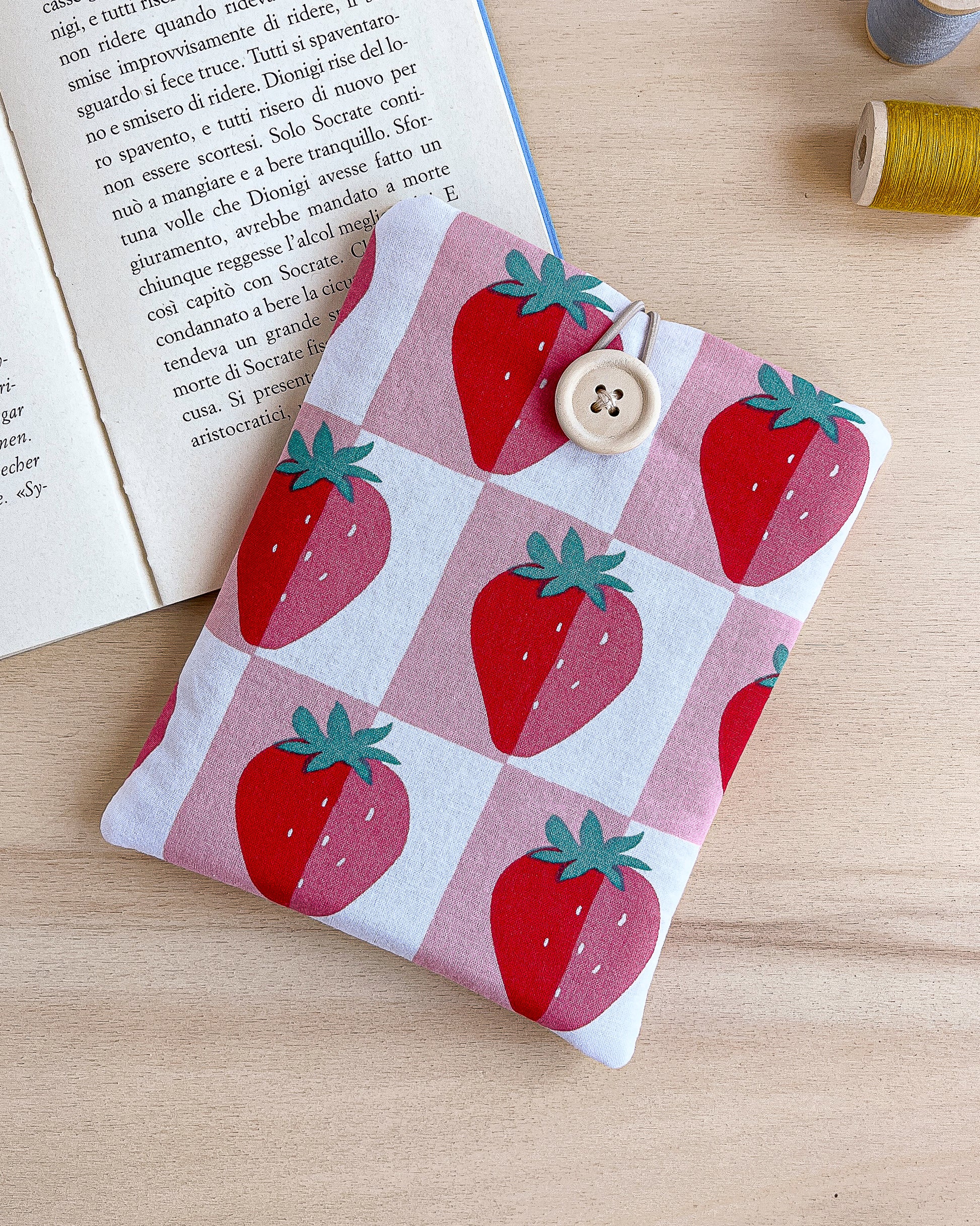 custodia per e-reader kindle artigianale fatta a mano con motivo a fragole in cotone