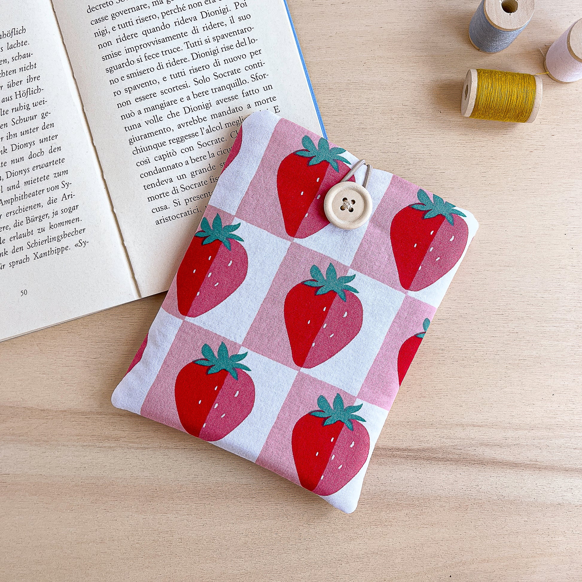 custodia per e-reader kindle artigianale fatta a mano con motivo a fragole in cotone