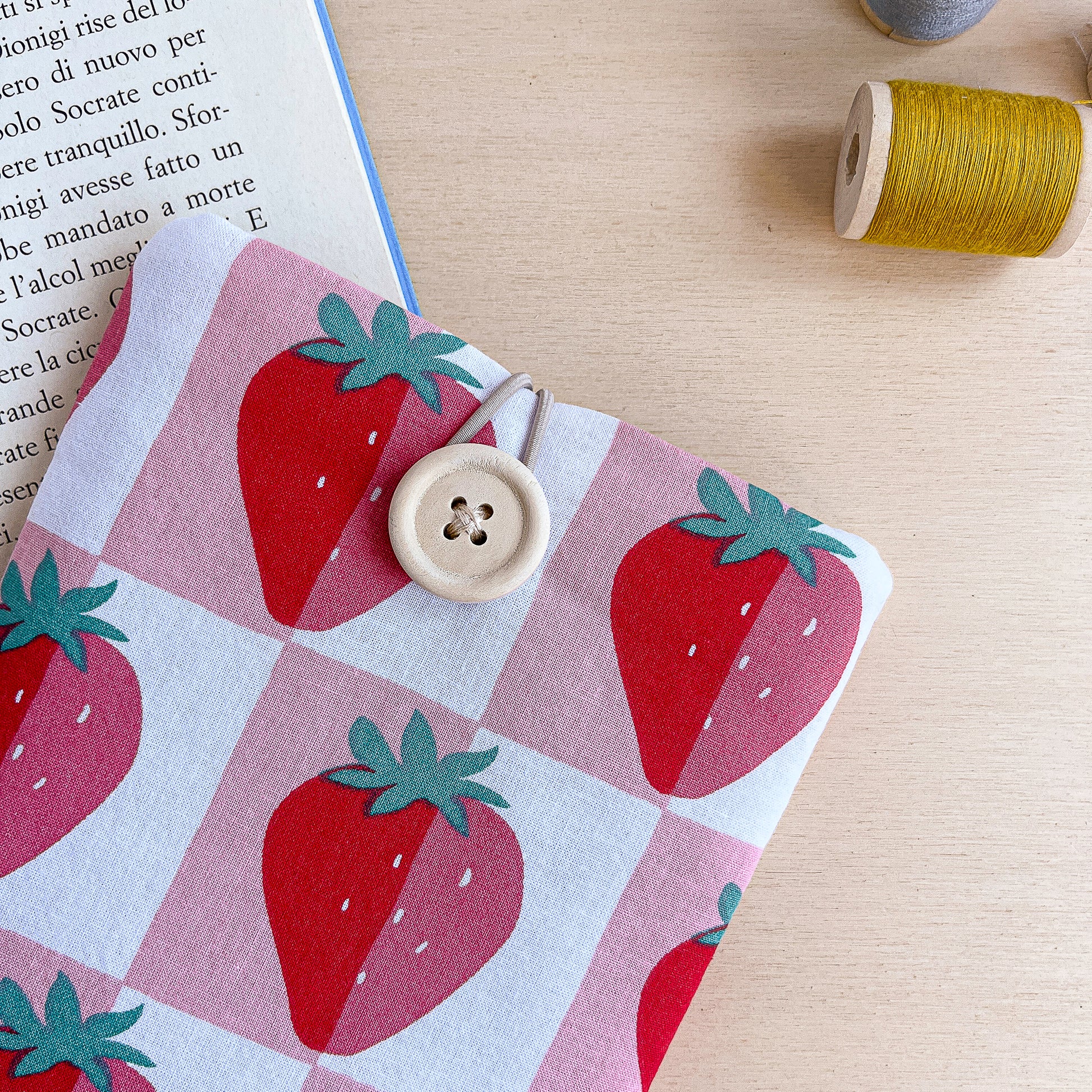 custodia per e-reader kindle artigianale fatta a mano con motivo a fragole in cotone