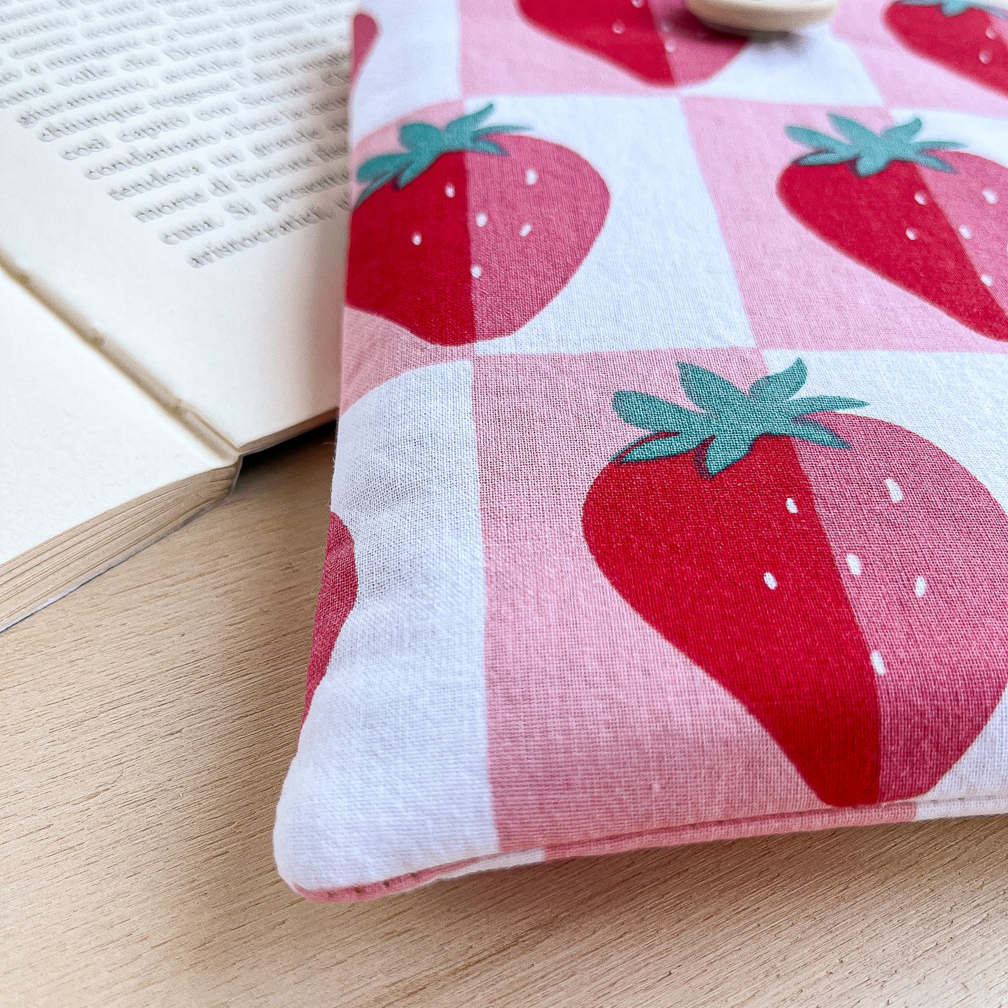 custodia per e-reader kindle artigianale fatta a mano con motivo a fragole in cotone