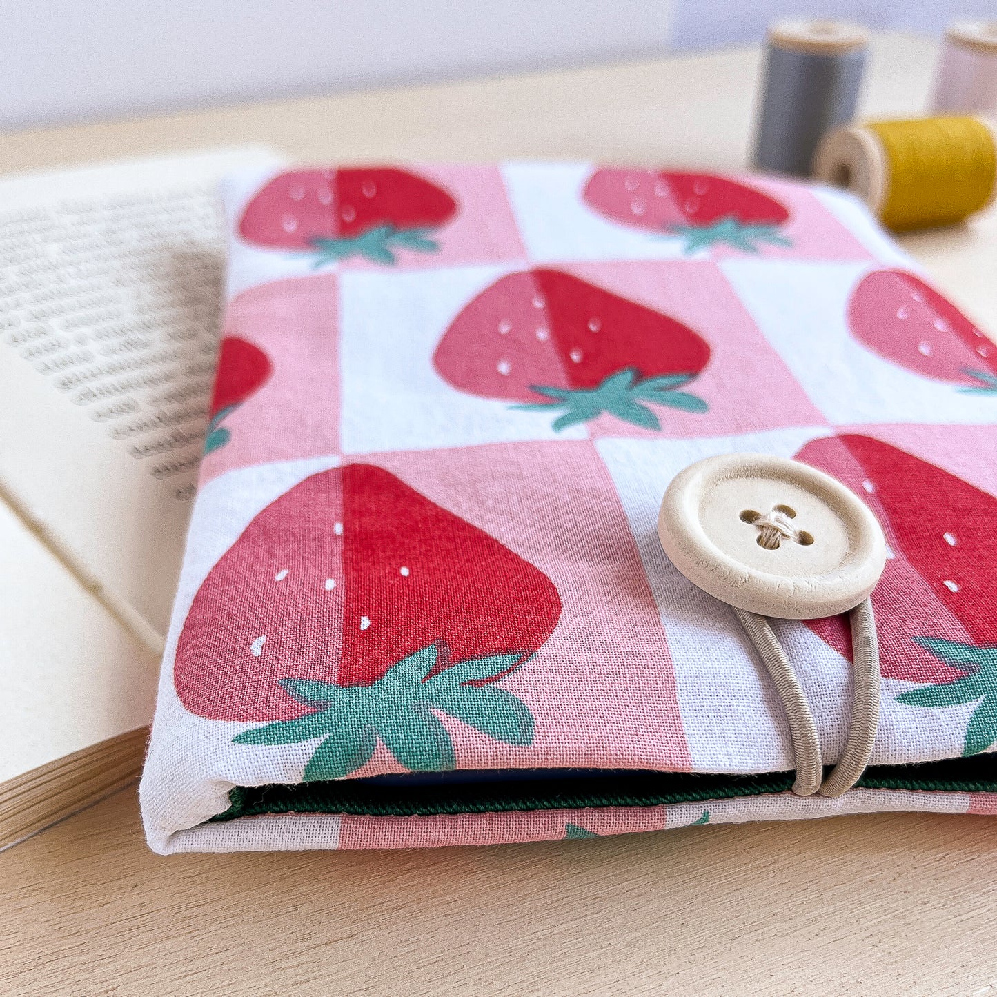custodia per e-reader kindle artigianale fatta a mano con motivo a fragole in cotone