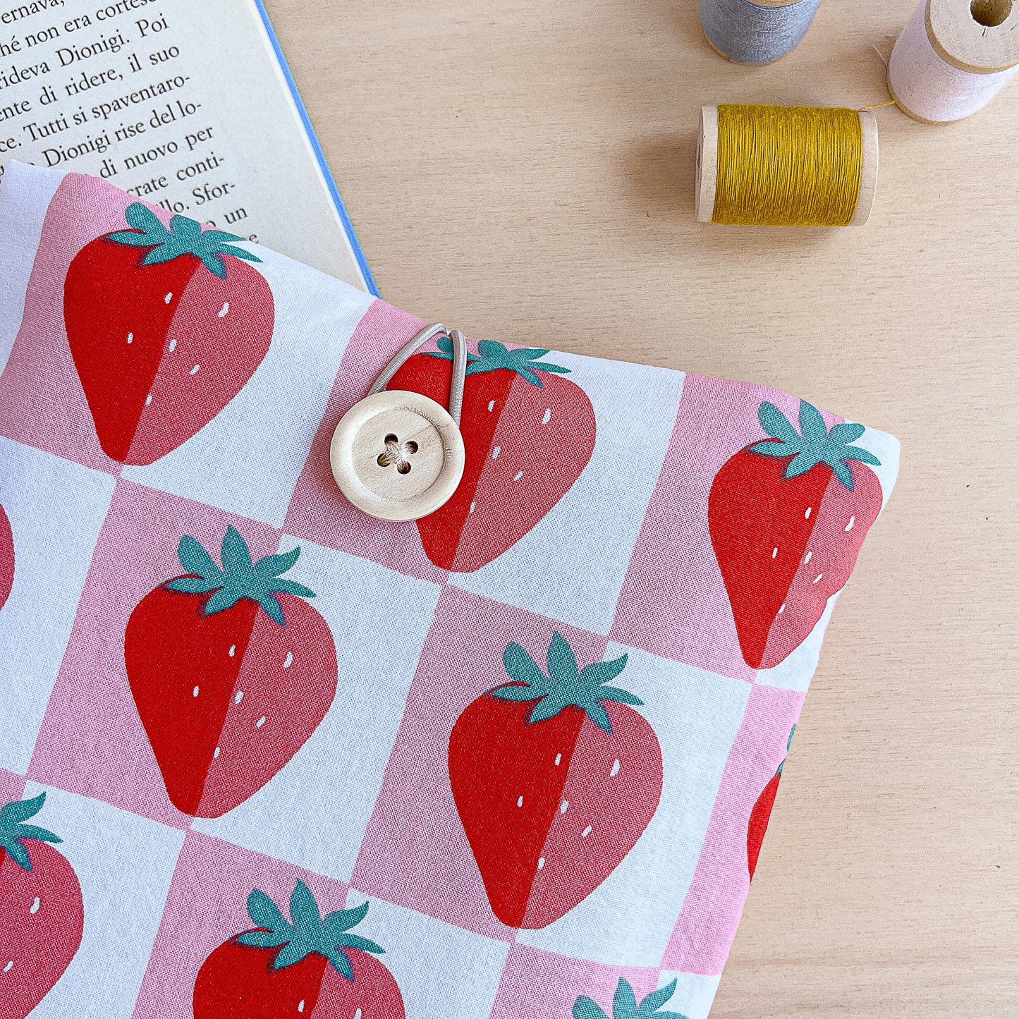 custodia per libri in stoffa con fragole, borsa porta libri in cotone, book sleeve strawberry