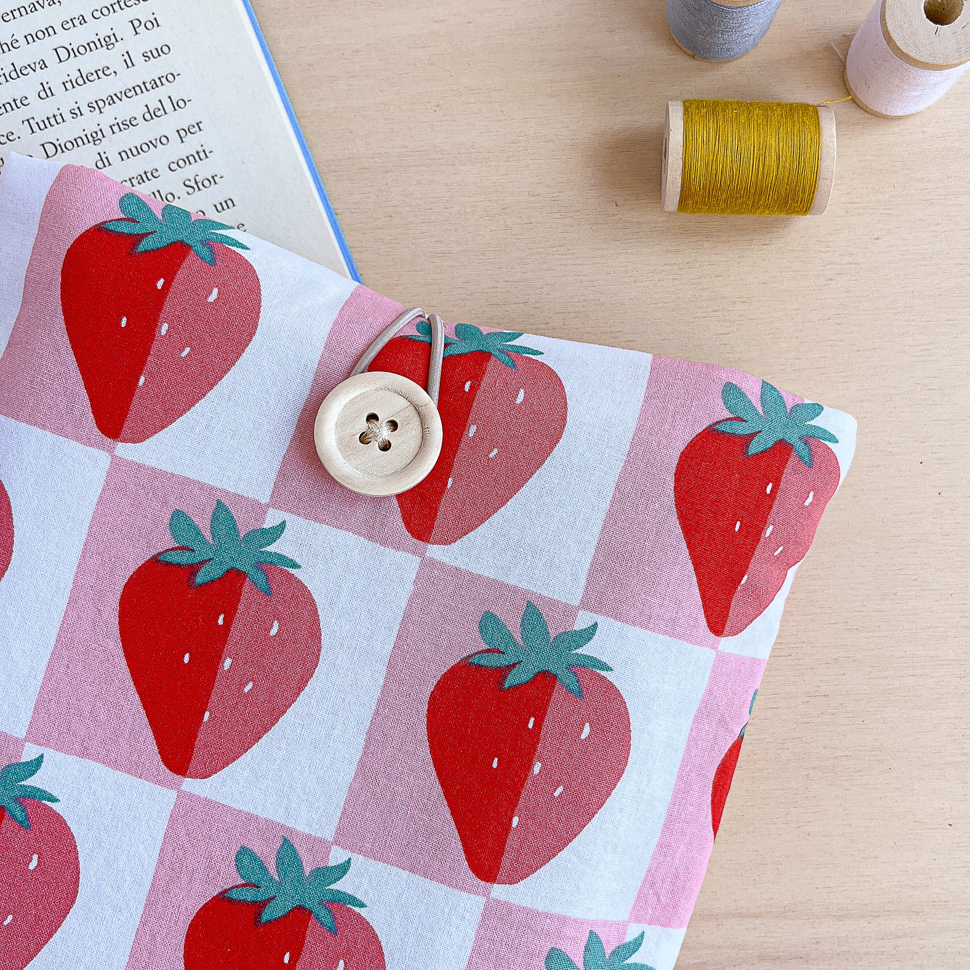 custodia per libri in stoffa con fragole, borsa porta libri in cotone, book sleeve strawberry