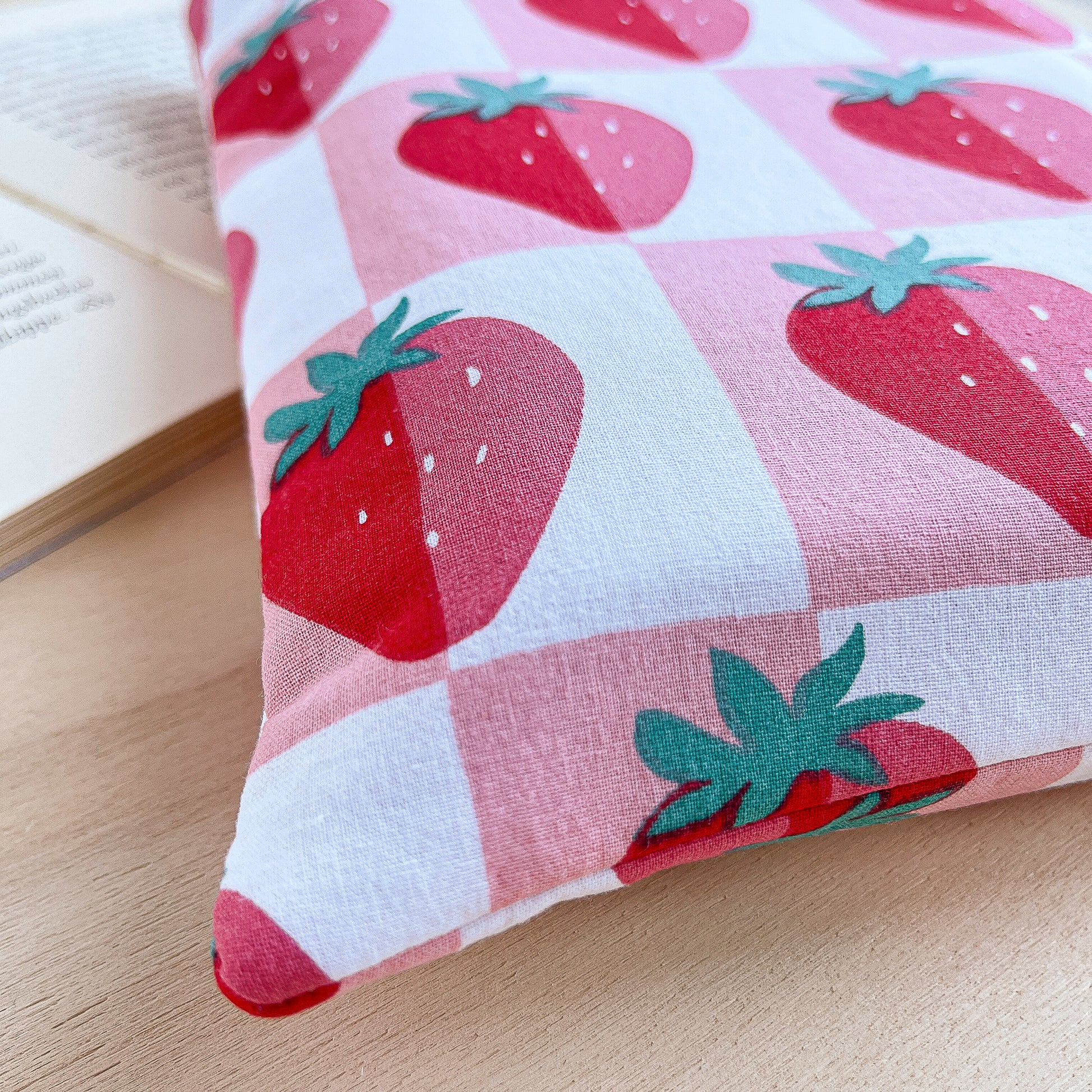 custodia per libri in stoffa con fragole, borsa porta libri in cotone, book sleeve strawberry