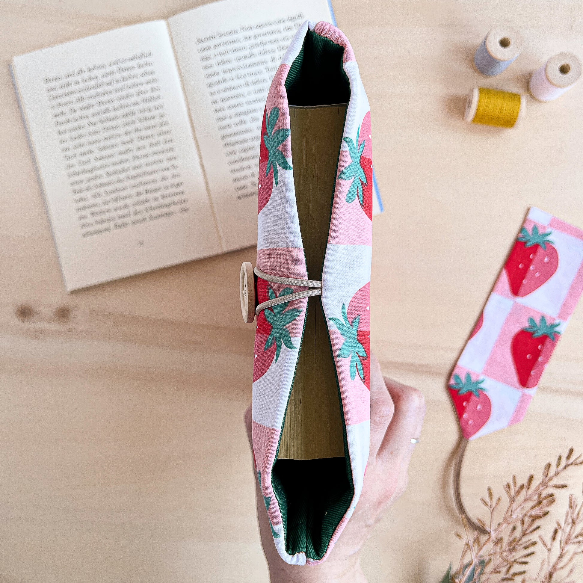 custodia per libri in stoffa con fragole, borsa porta libri in cotone, book sleeve strawberry