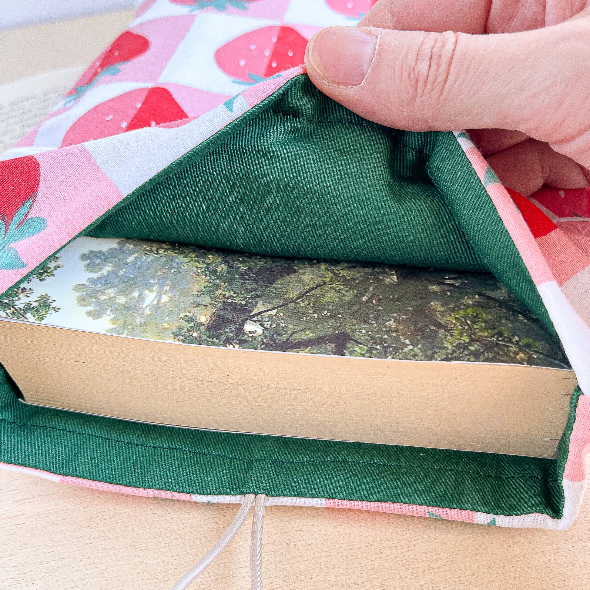 custodia per libri in stoffa con fragole, borsa porta libri in cotone, book sleeve strawberry