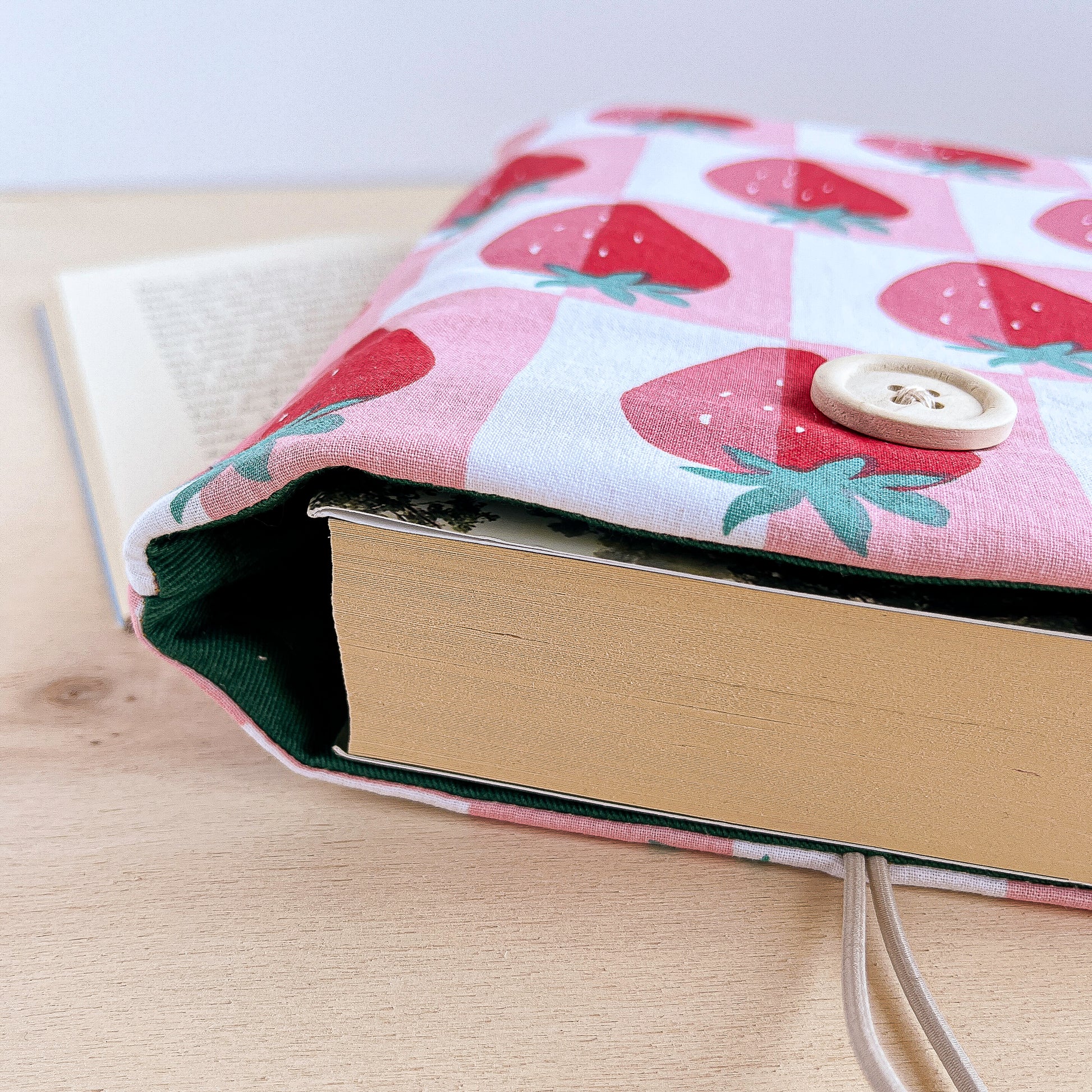 custodia per libri in stoffa con fragole, borsa porta libri in cotone, book sleeve strawberry