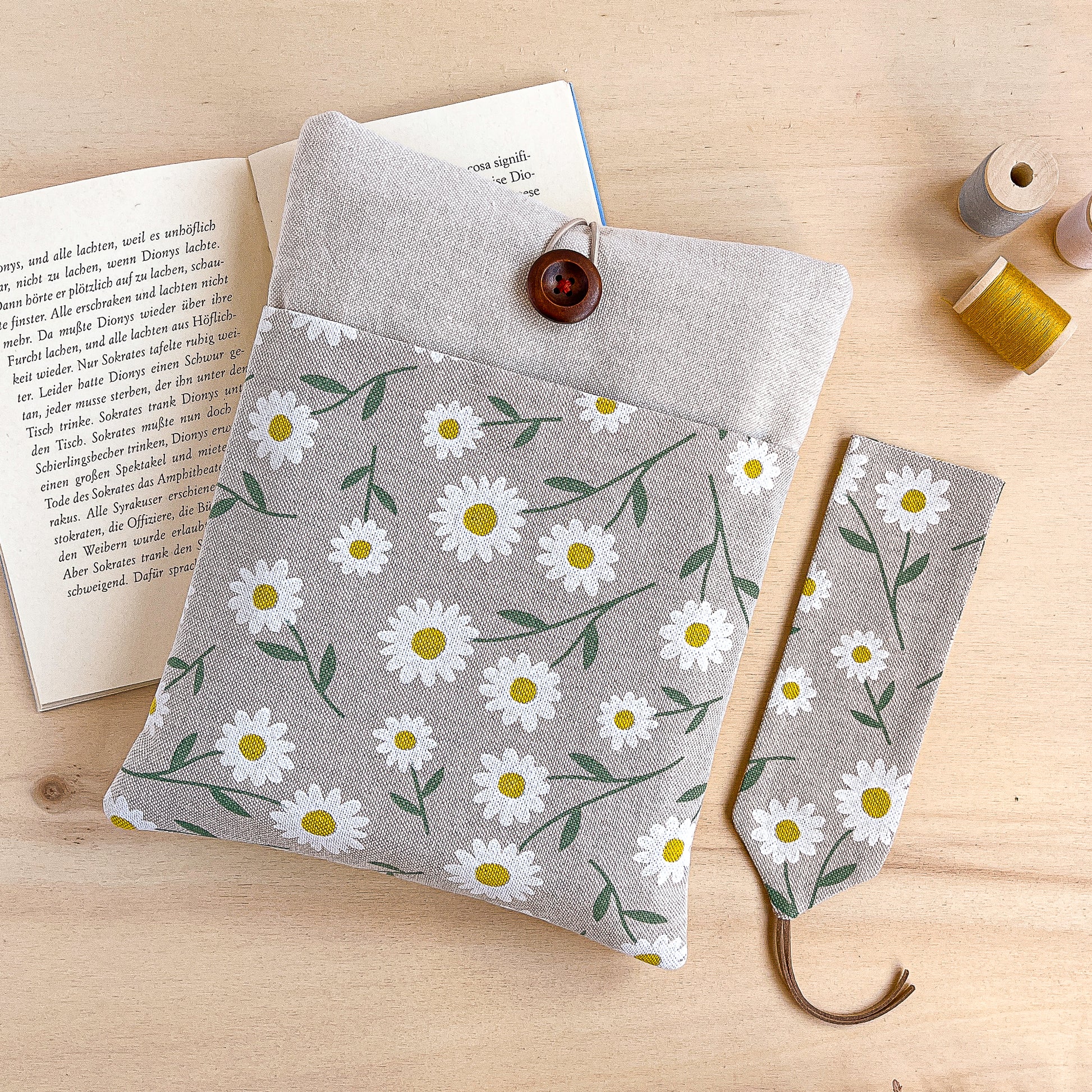 Custodia per libri imbottita con tasca in cotone fantasia margherite fatta a mano
