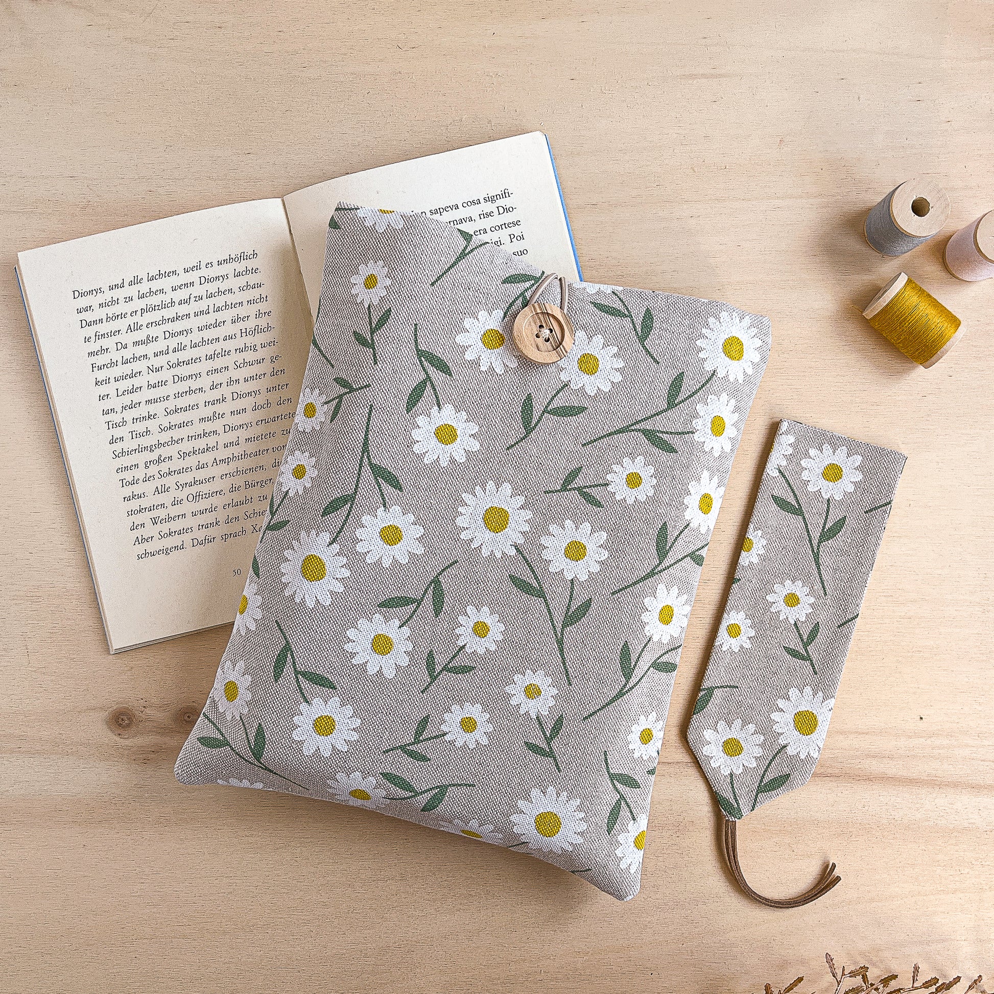 Custodia per libri imbottita in cotone fantasia margherite fatta a mano