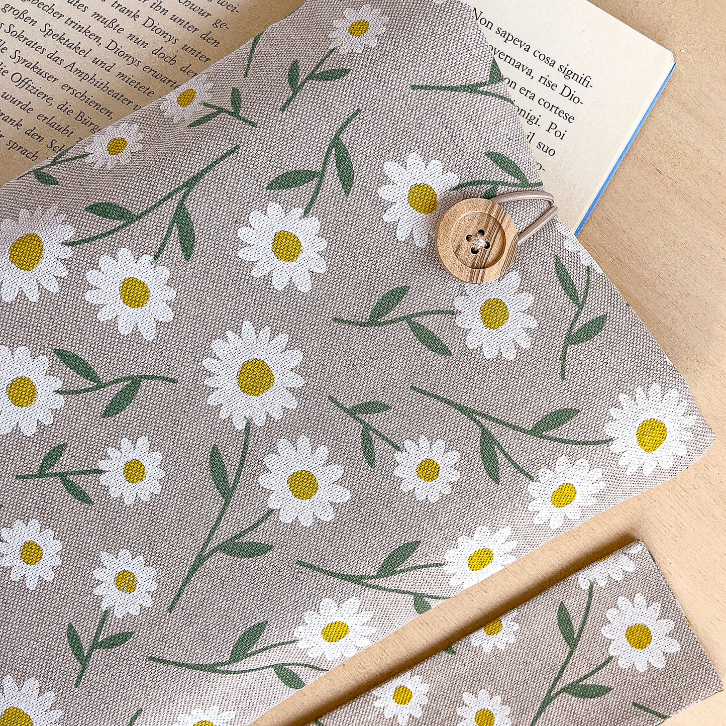 Custodia per libri imbottita in cotone fantasia margherite fatta a mano