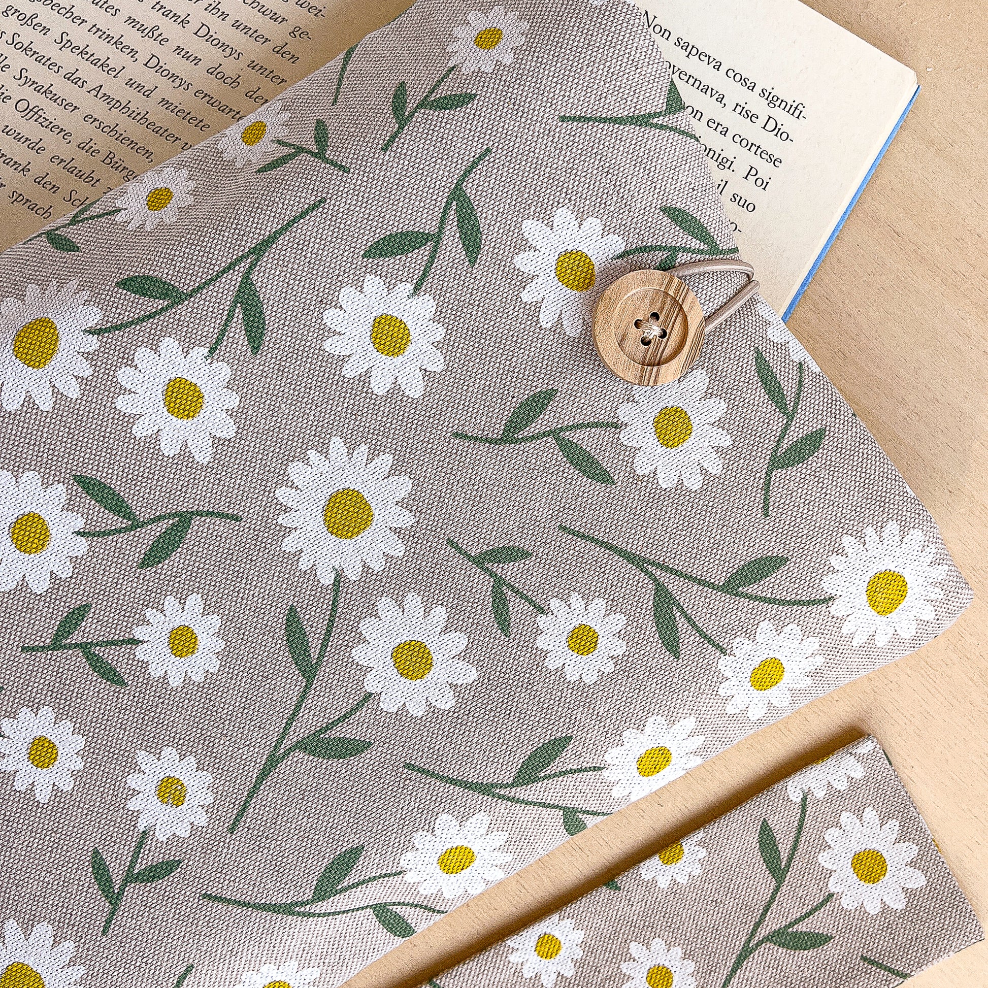 Custodia per libri imbottita in cotone fantasia margherite fatta a mano