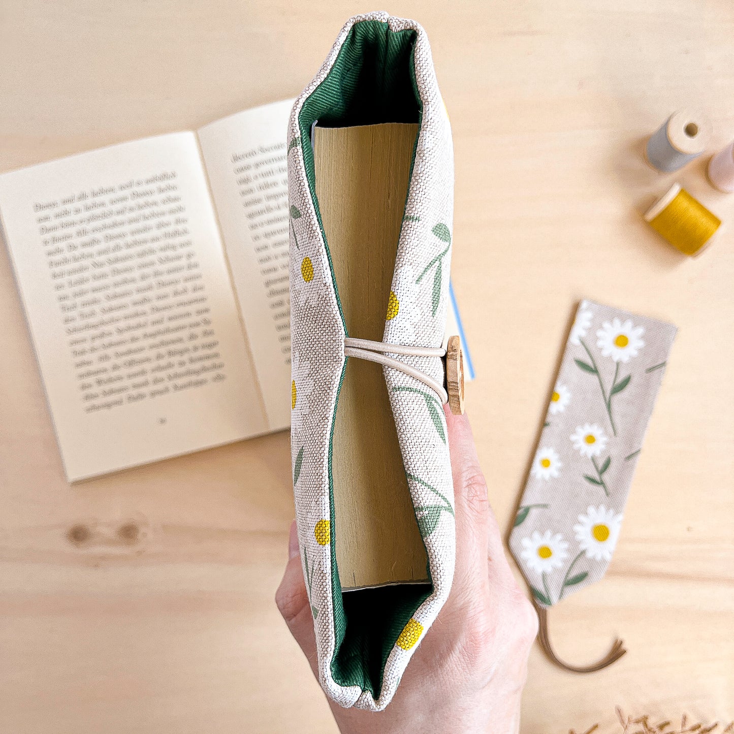 Custodia per libri imbottita in cotone fantasia margherite fatta a mano