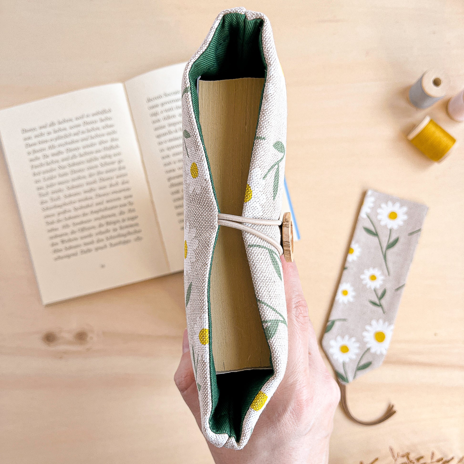 Custodia per libri imbottita in cotone fantasia margherite fatta a mano