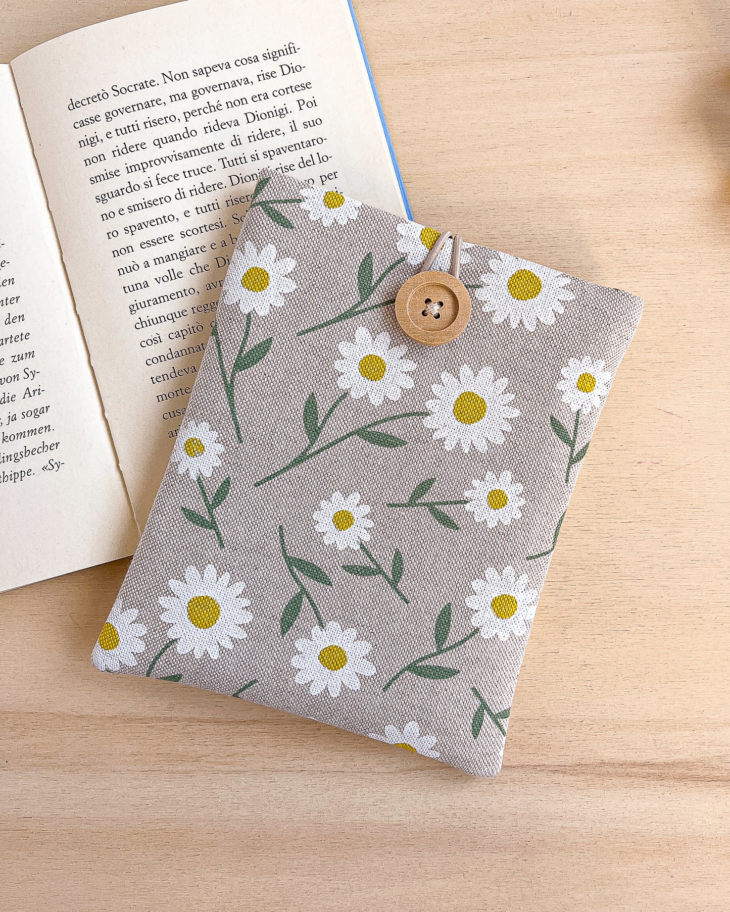 Custodia per e-reader imbottita in cotone fantasia margherite fatta a mano