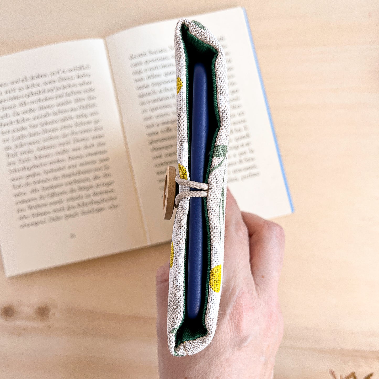 Custodia per e-reader imbottita in cotone fantasia margherite fatta a mano
