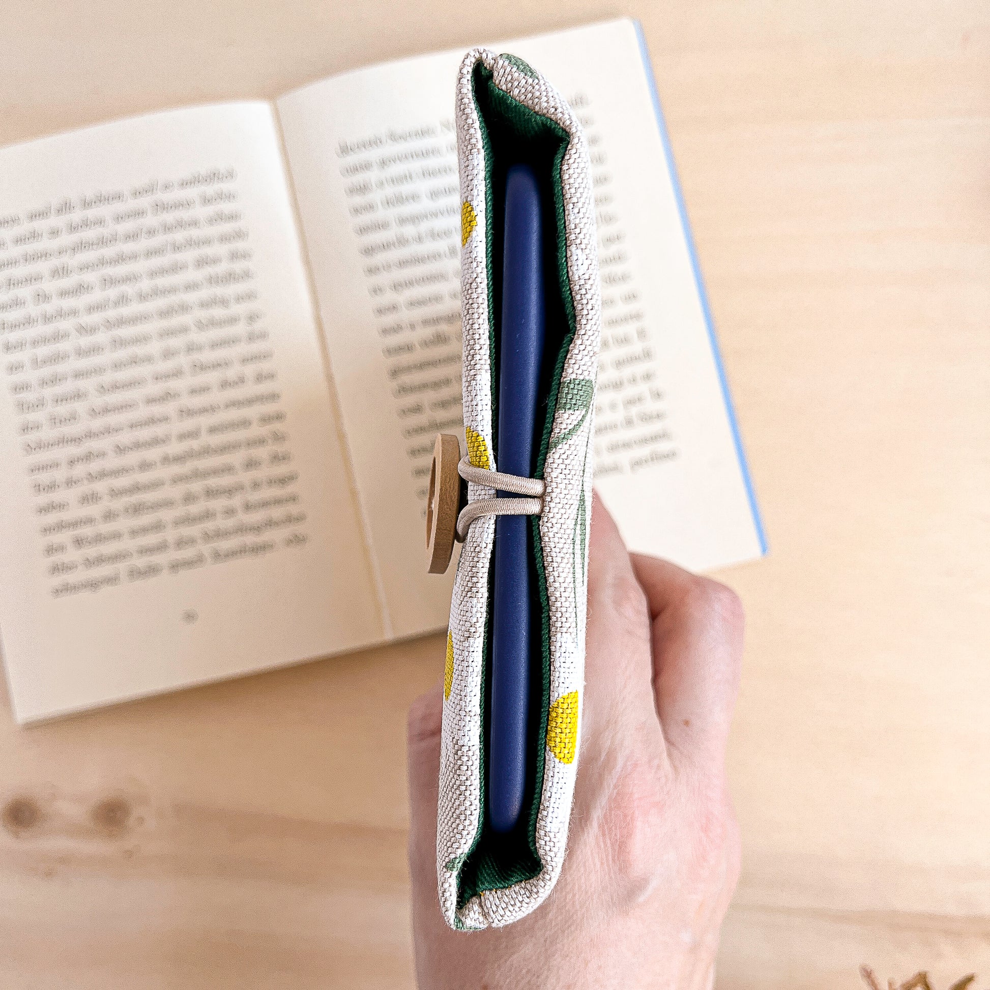 Custodia per e-reader imbottita in cotone fantasia margherite fatta a mano
