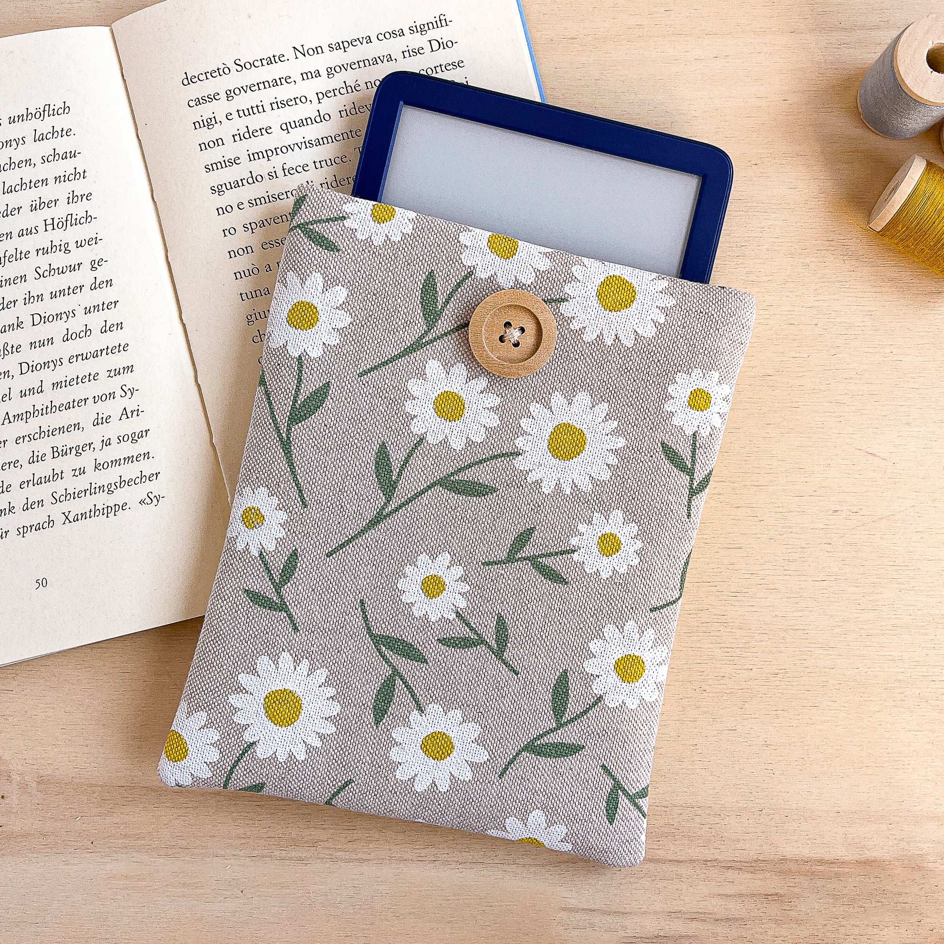 Custodia per e-reader imbottita in cotone fantasia margherite fatta a mano