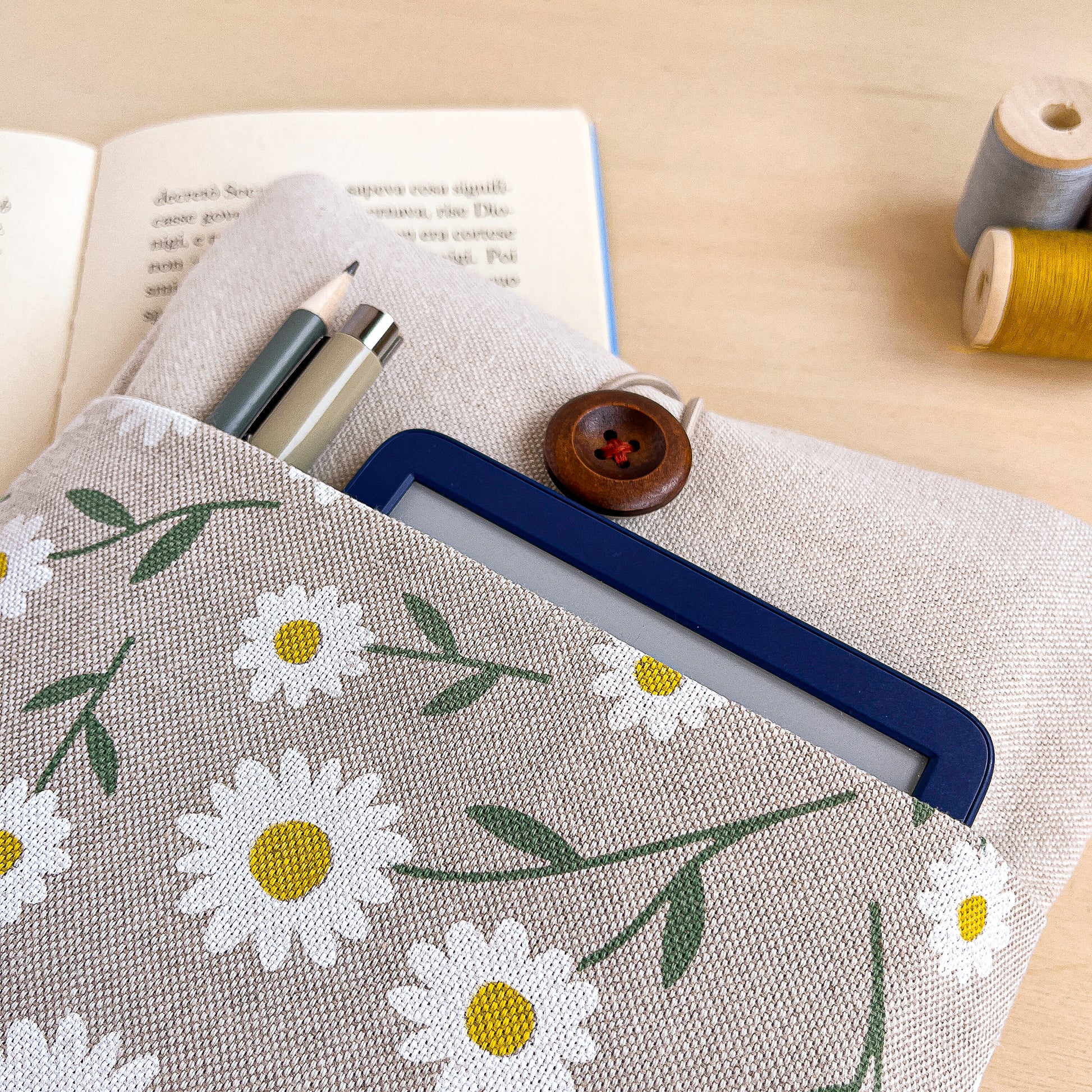 Custodia per libri imbottita con tasca in cotone fantasia margherite fatta a mano