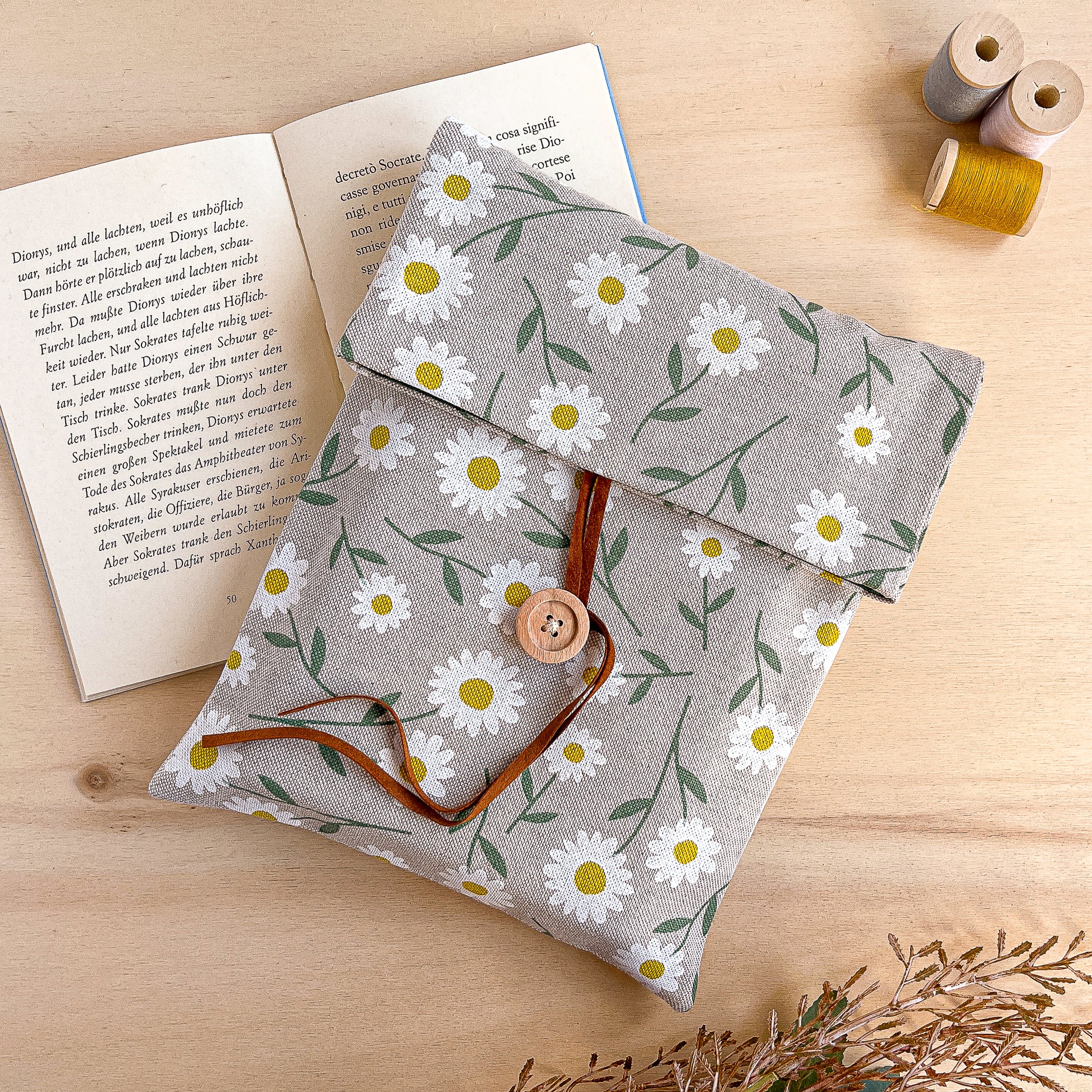 Custodia per libri imbottita in cotone fantasia margherite fatta a mano