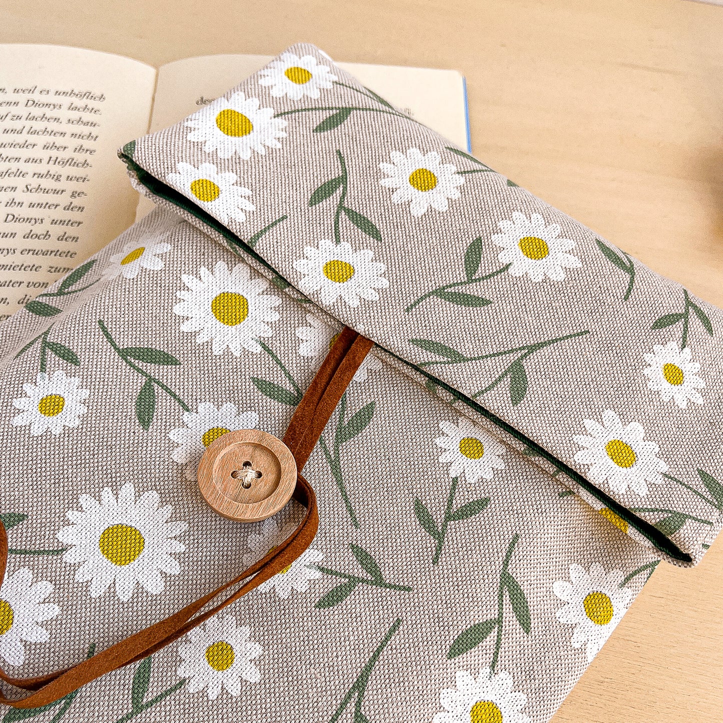 Custodia per libri imbottita in cotone fantasia margherite fatta a mano