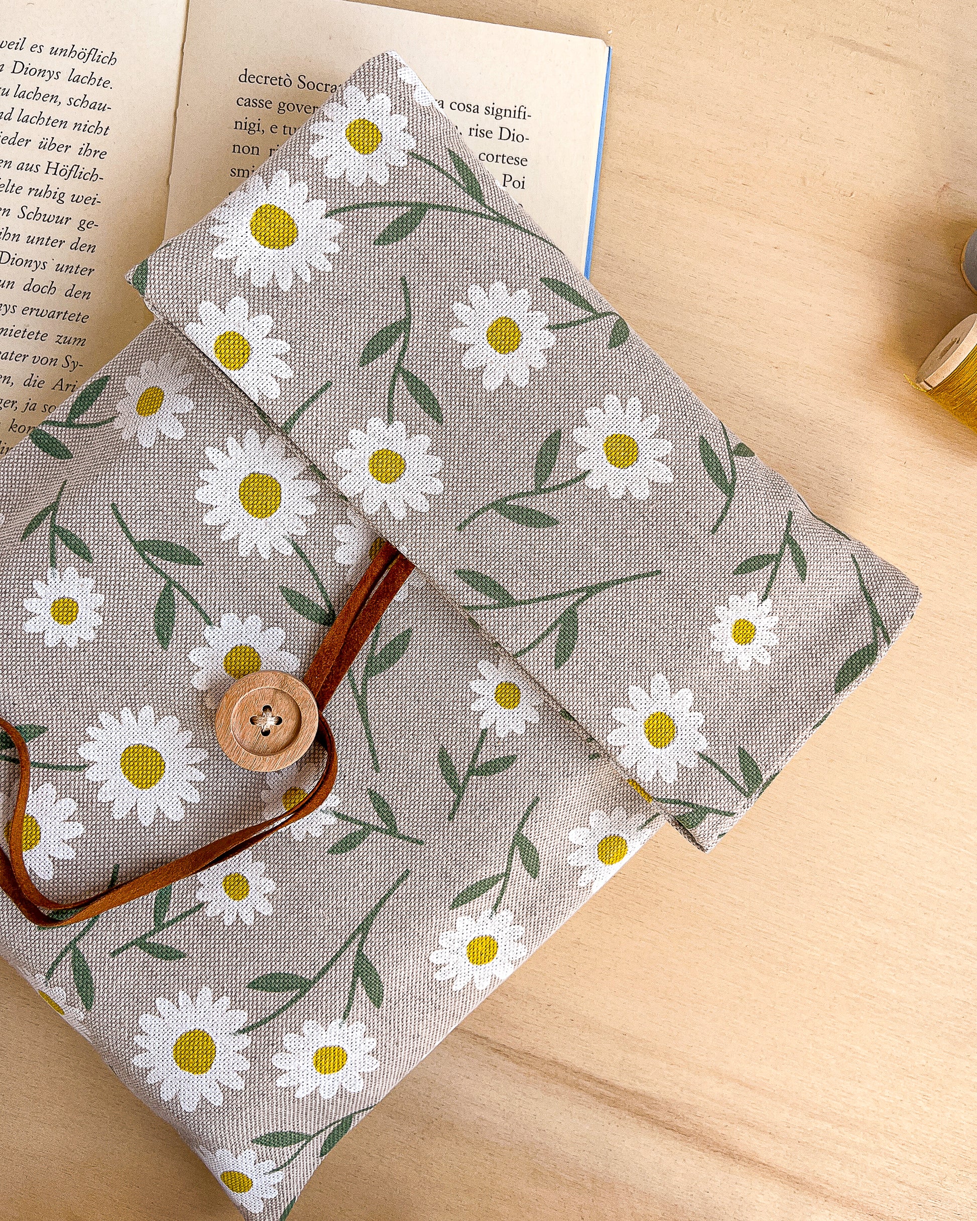 Custodia per libri imbottita in cotone fantasia margherite fatta a mano