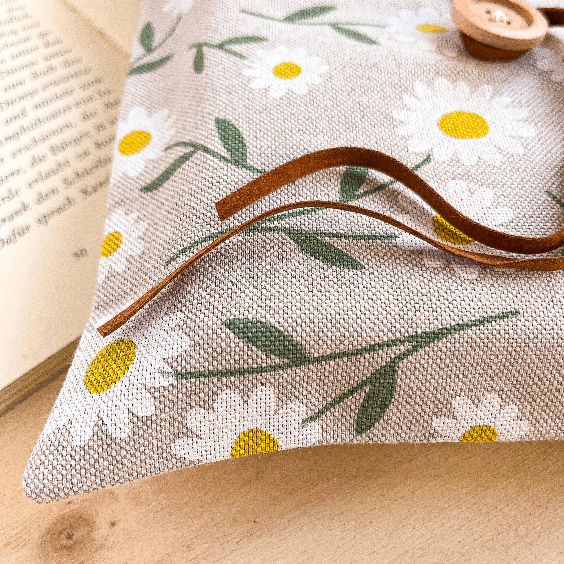 Custodia per libri imbottita in cotone fantasia margherite fatta a mano