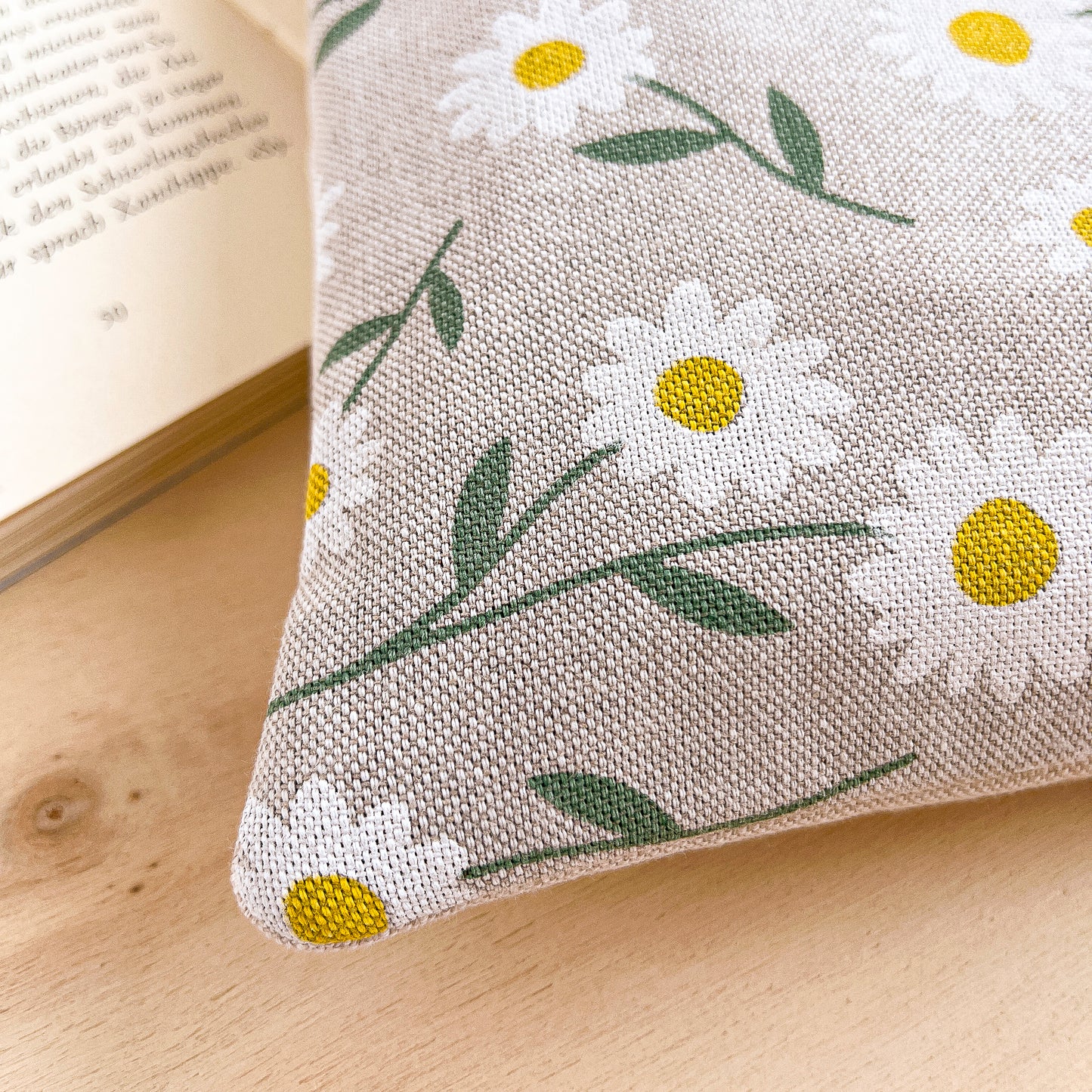 Custodia per libri imbottita con tasca in cotone fantasia margherite fatta a mano