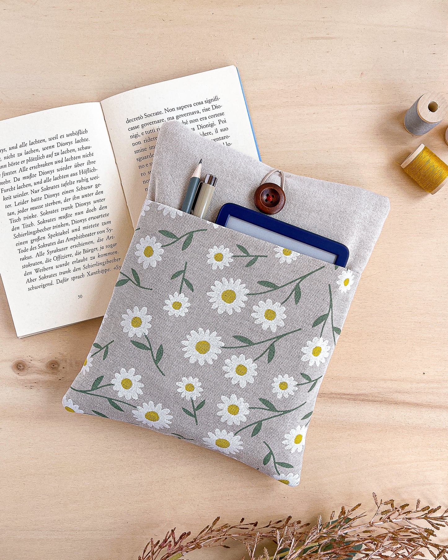 Custodia per libri imbottita con tasca in cotone fantasia margherite fatta a mano