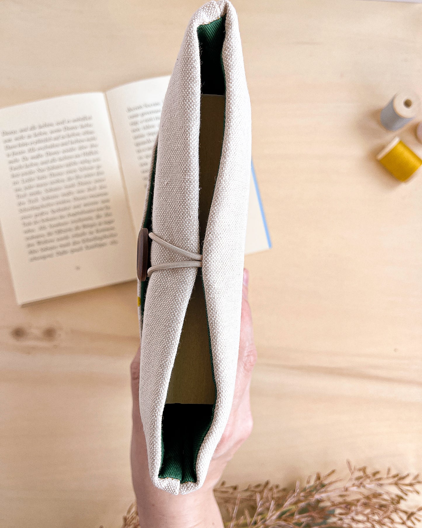 Custodia per libri imbottita con tasca in cotone fantasia margherite fatta a mano