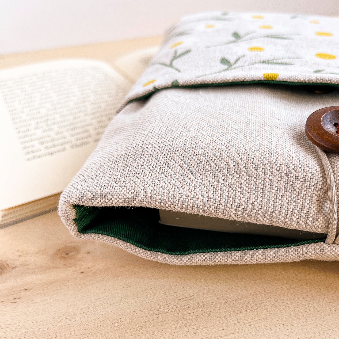 Custodia per libri imbottita con tasca in cotone fantasia margherite fatta a mano