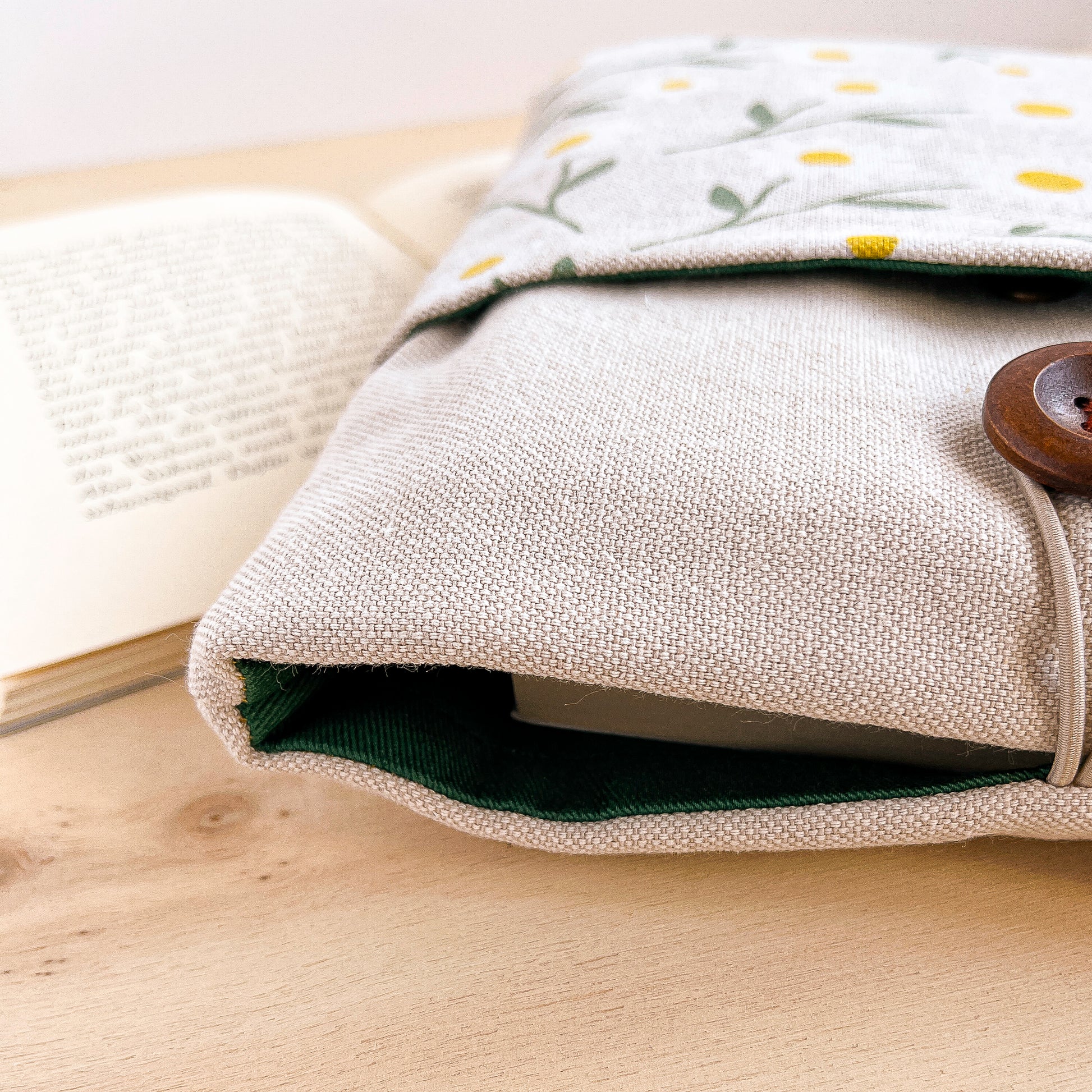 Custodia per libri imbottita con tasca in cotone fantasia margherite fatta a mano