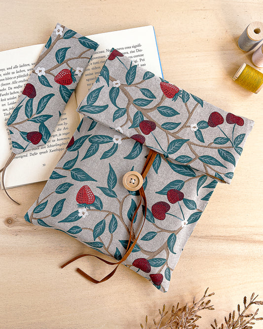 Custodia per libri regolabile in cotone fantasia fragole e ciliegie fatta a mano