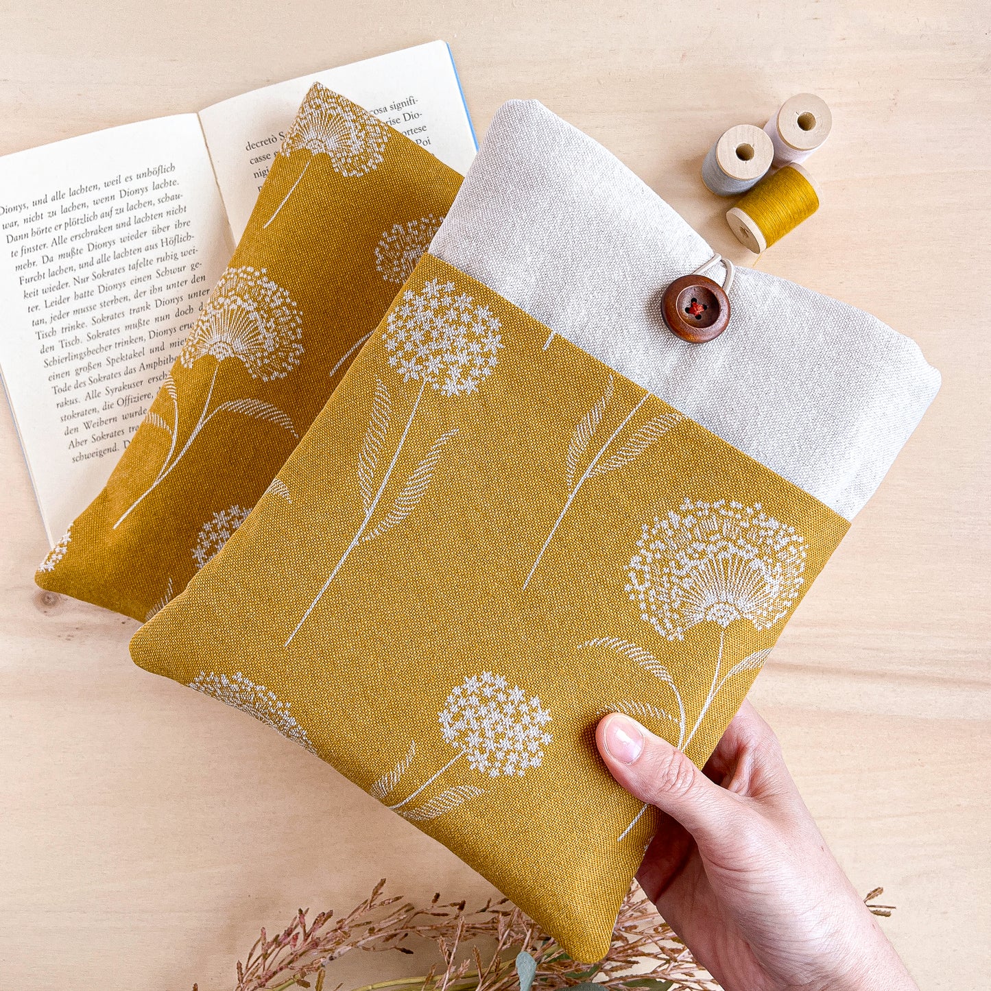 Custodia per libri imbottita in cotone fantasia ocra con fiori bianchi fatta a mano