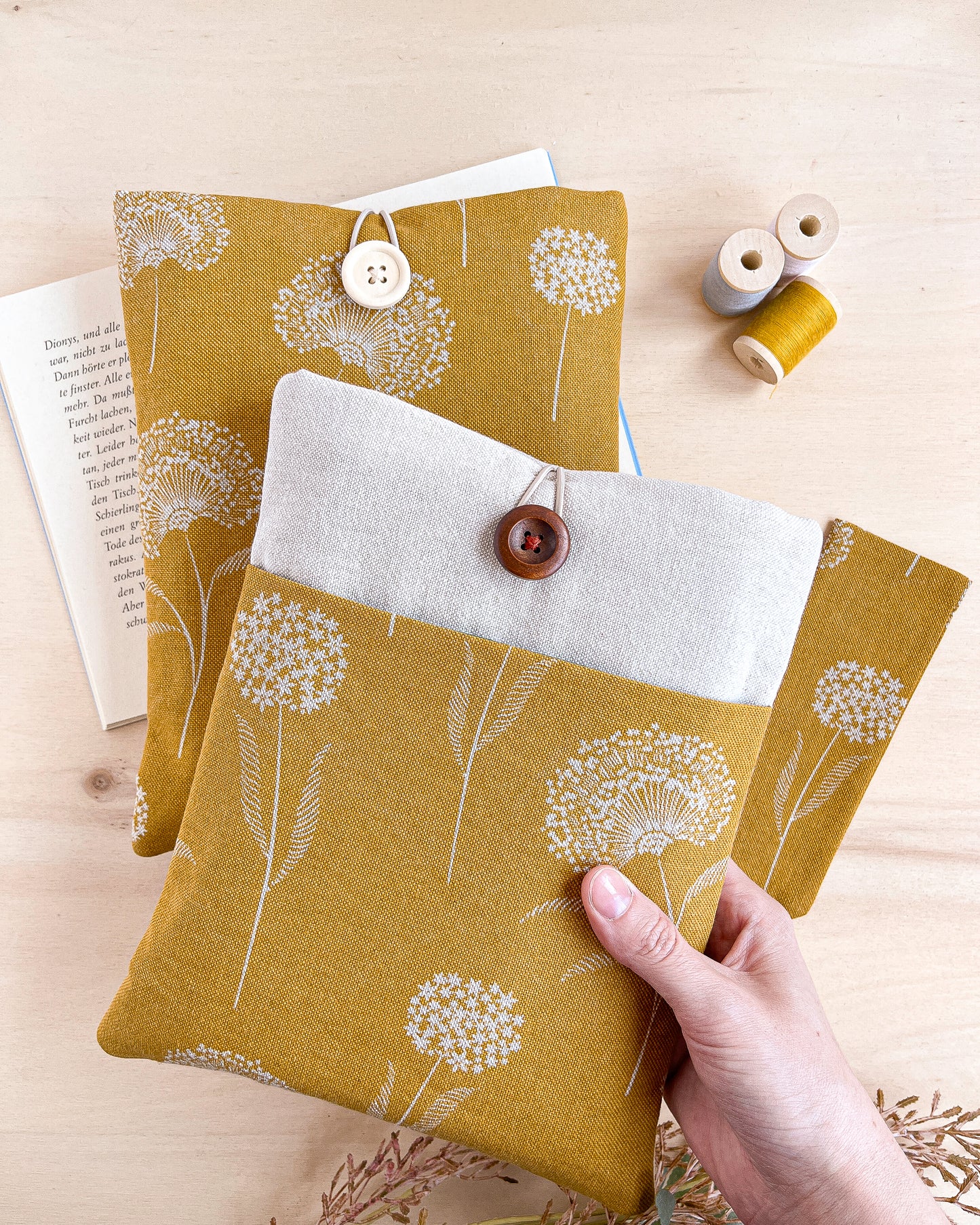 Custodia per libri imbottita in cotone fantasia ocra con fiori bianchi fatta a mano