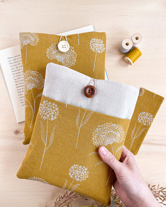 Custodia per libri imbottita in cotone fantasia ocra con fiori bianchi fatta a mano