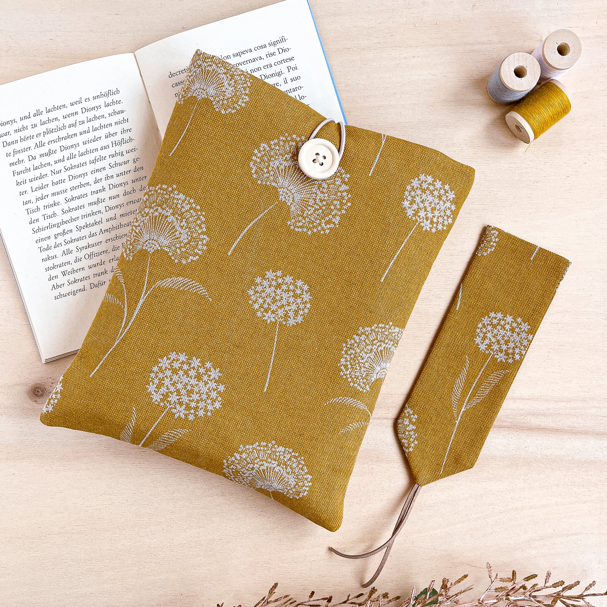 Custodia per libri imbottita in cotone fantasia ocra con fiori bianchi fatta a mano