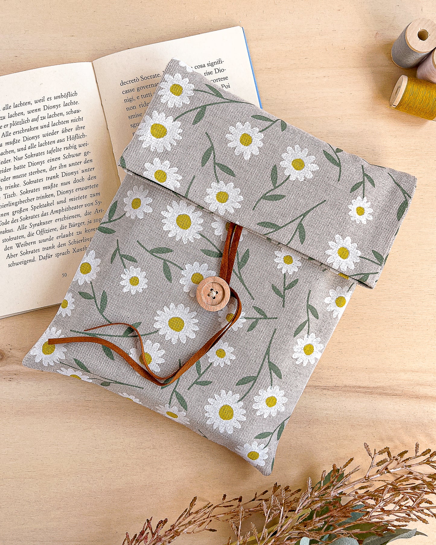 Custodia per libri imbottita in cotone fantasia margherite fatta a mano