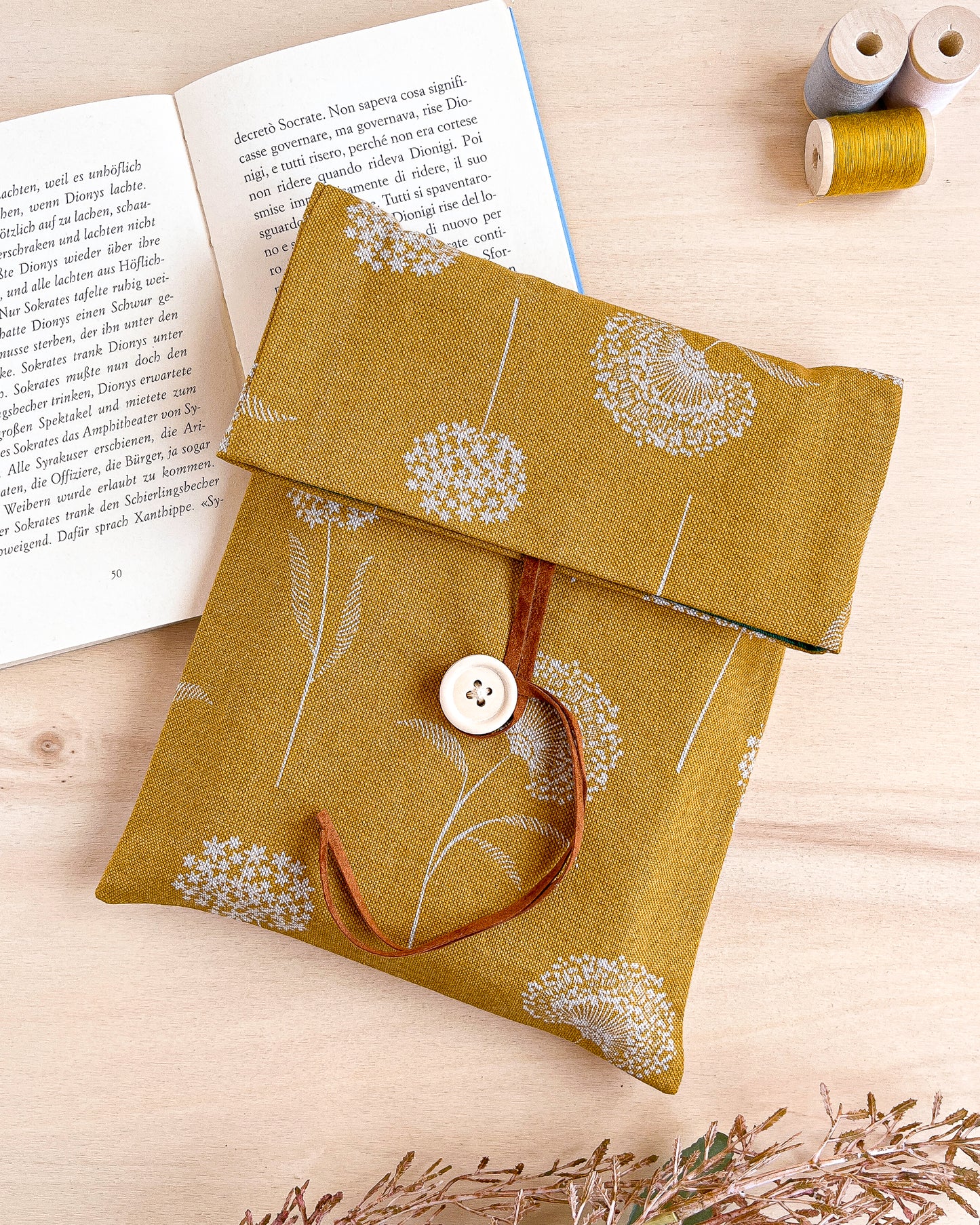 Custodia per libri regolabile in cotone fantasia ocra con fiori bianchi fatta a mano