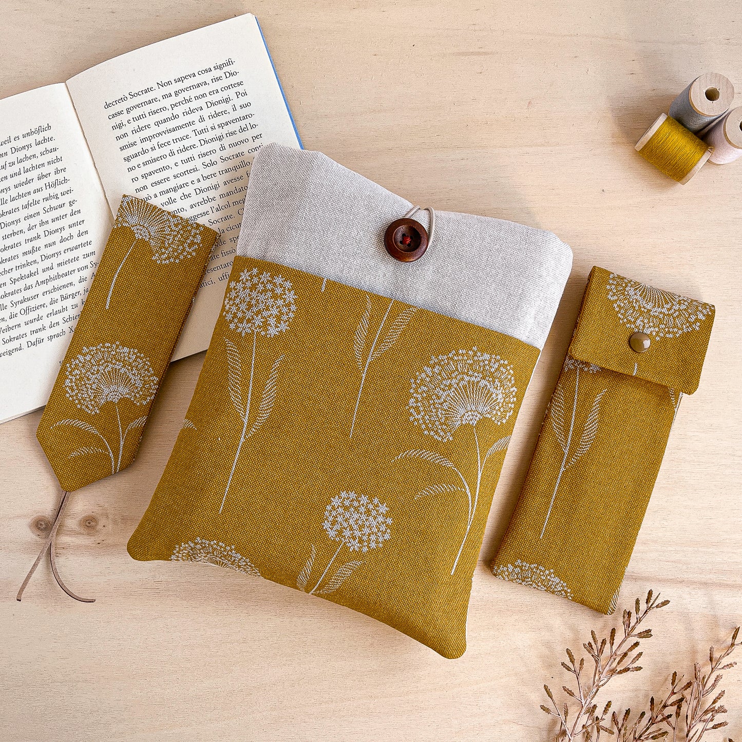 Custodia per libri imbottita in cotone fantasia ocra con fiori bianchi fatta a mano