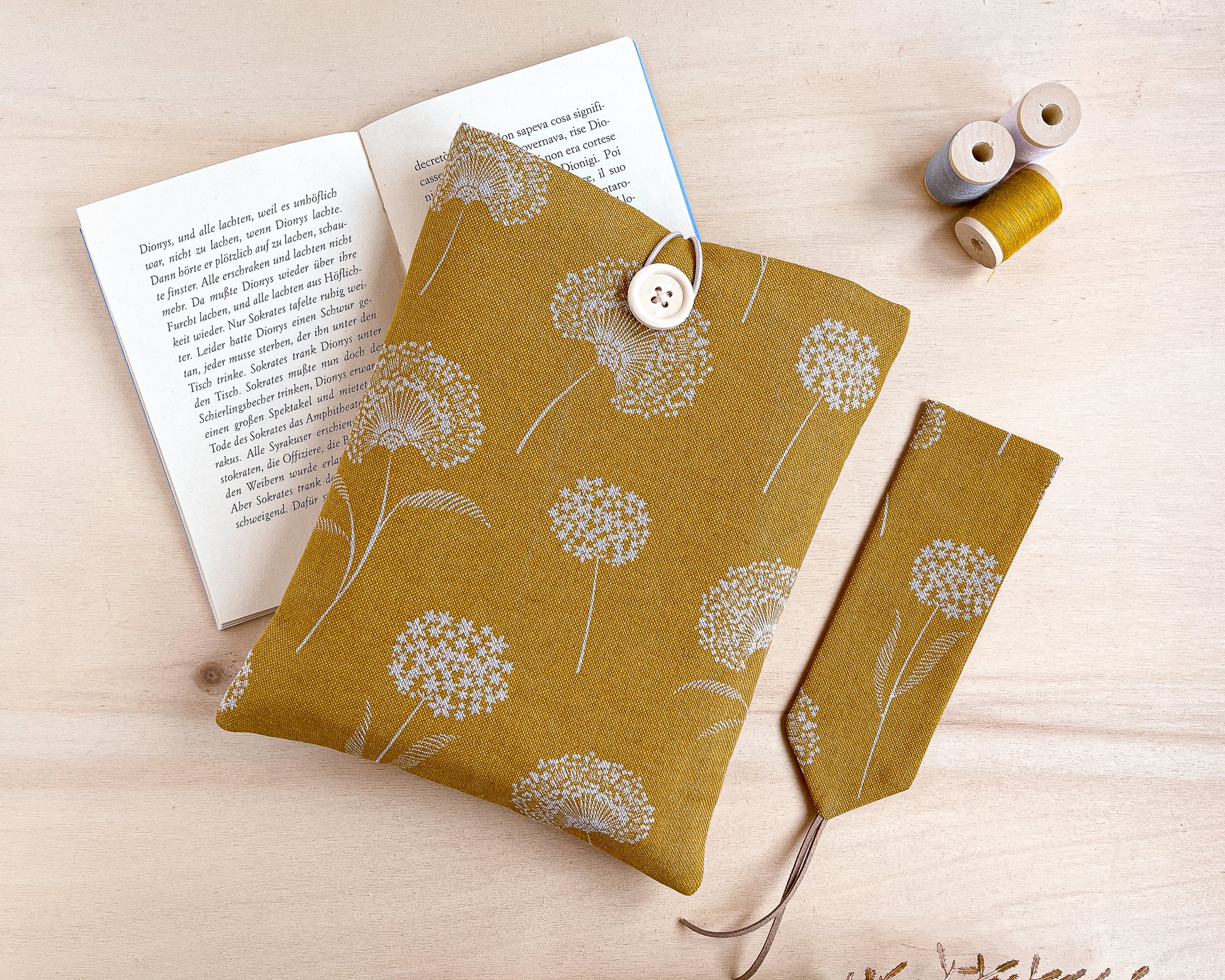 Custodia per libri imbottita in cotone fantasia ocra con fiori bianchi fatta a mano