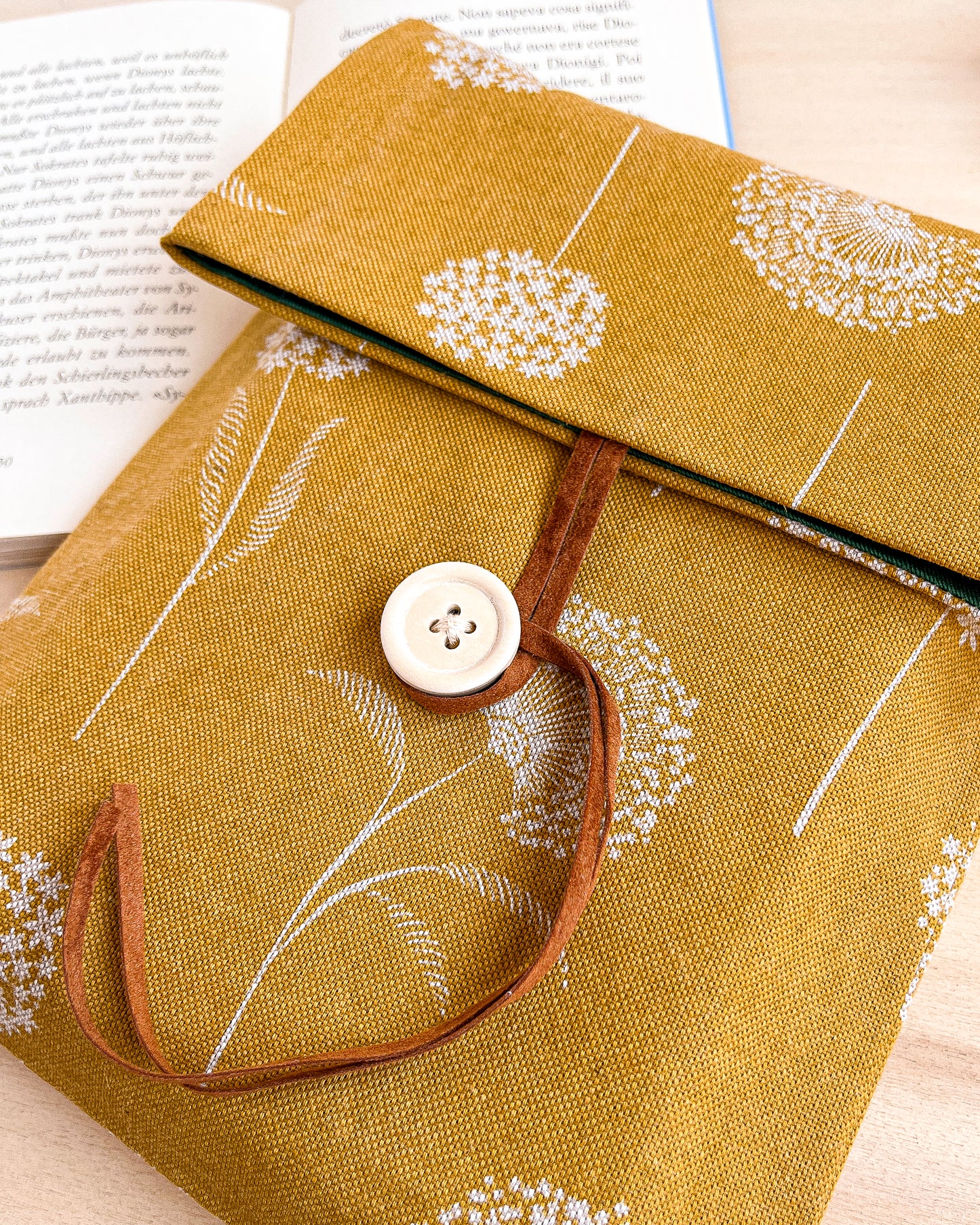 Custodia per libri regolabile in cotone fantasia ocra con fiori bianchi fatta a mano