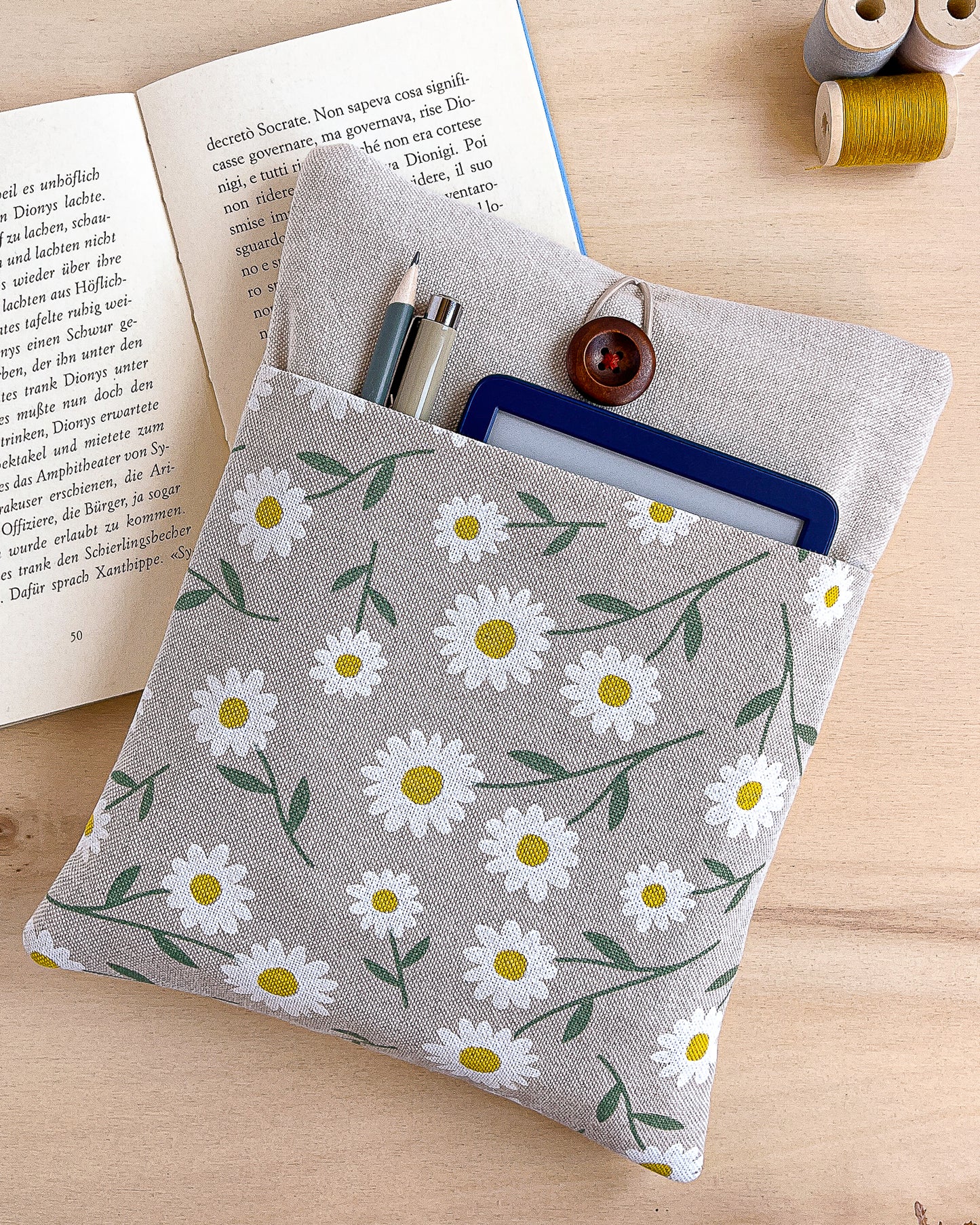 Custodia per libri imbottita con tasca in cotone fantasia margherite fatta a mano