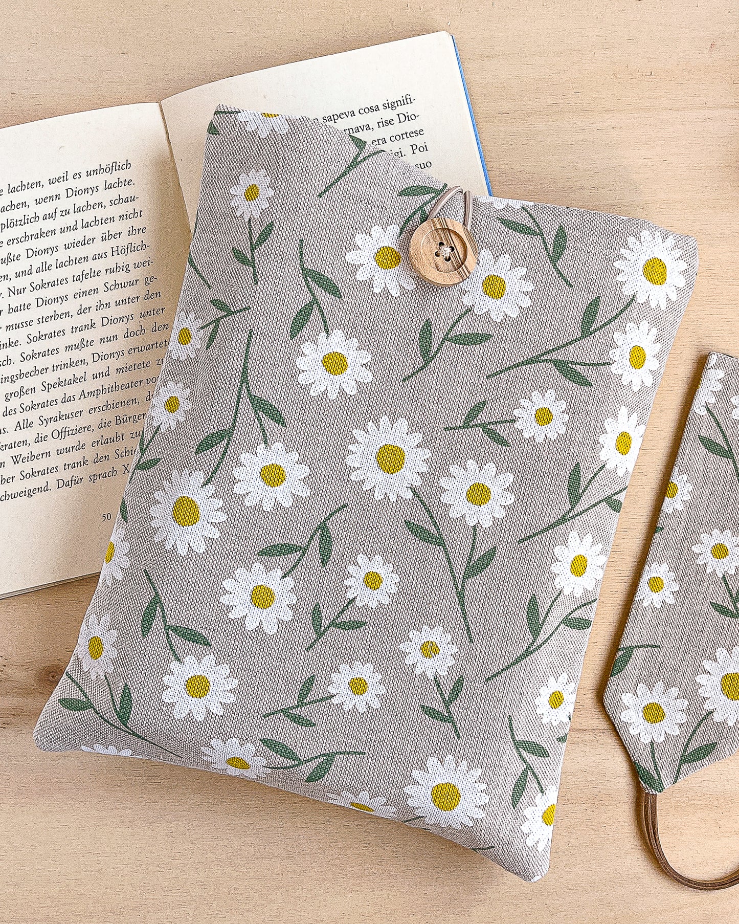 Custodia per libri imbottita in cotone fantasia margherite fatta a mano
