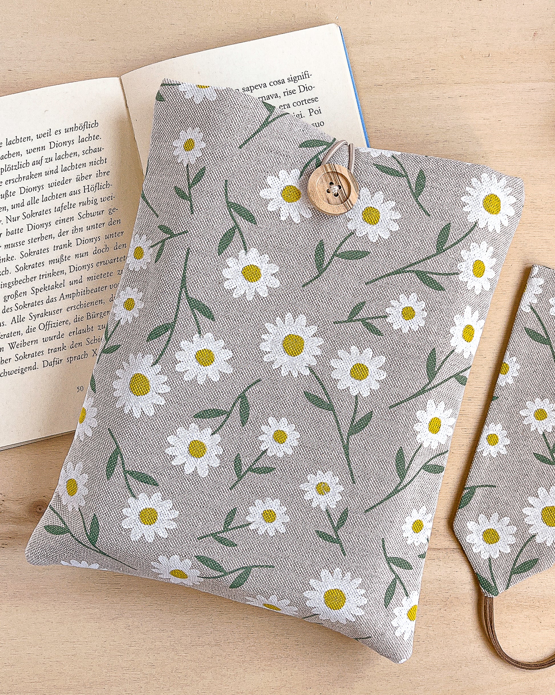 Custodia per libri imbottita in cotone fantasia margherite fatta a mano